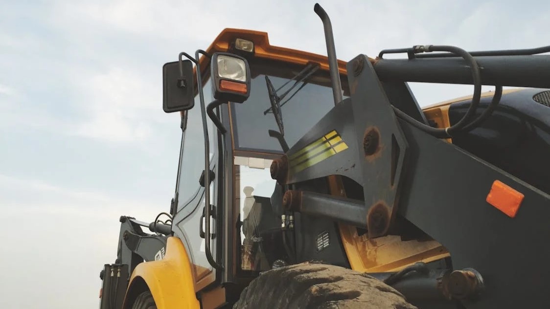 Foto: Botsing graafmachine tegen viaduct in Wezep 