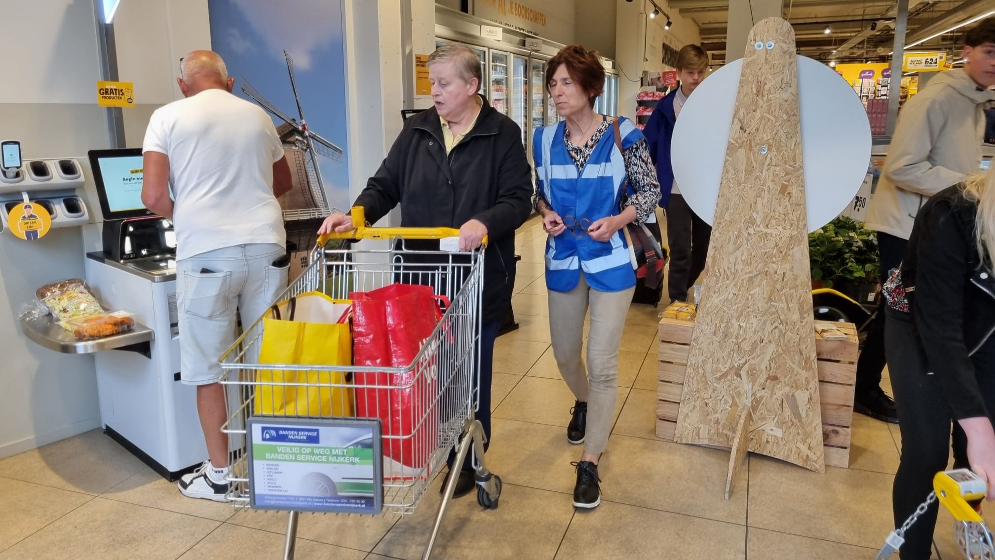 Foto: Wethouder Rohen op stap met de UVV Boodschappenbus