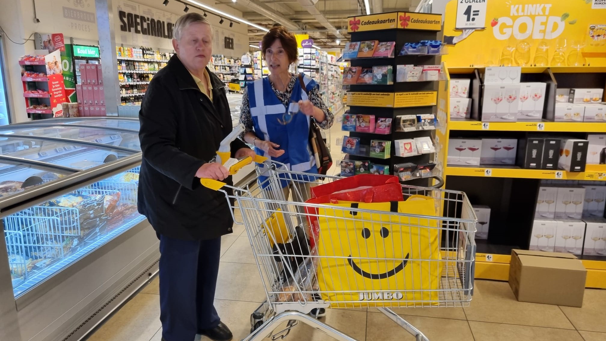 Foto: Wethouder Rohen op stap met de UVV Boodschappenbus