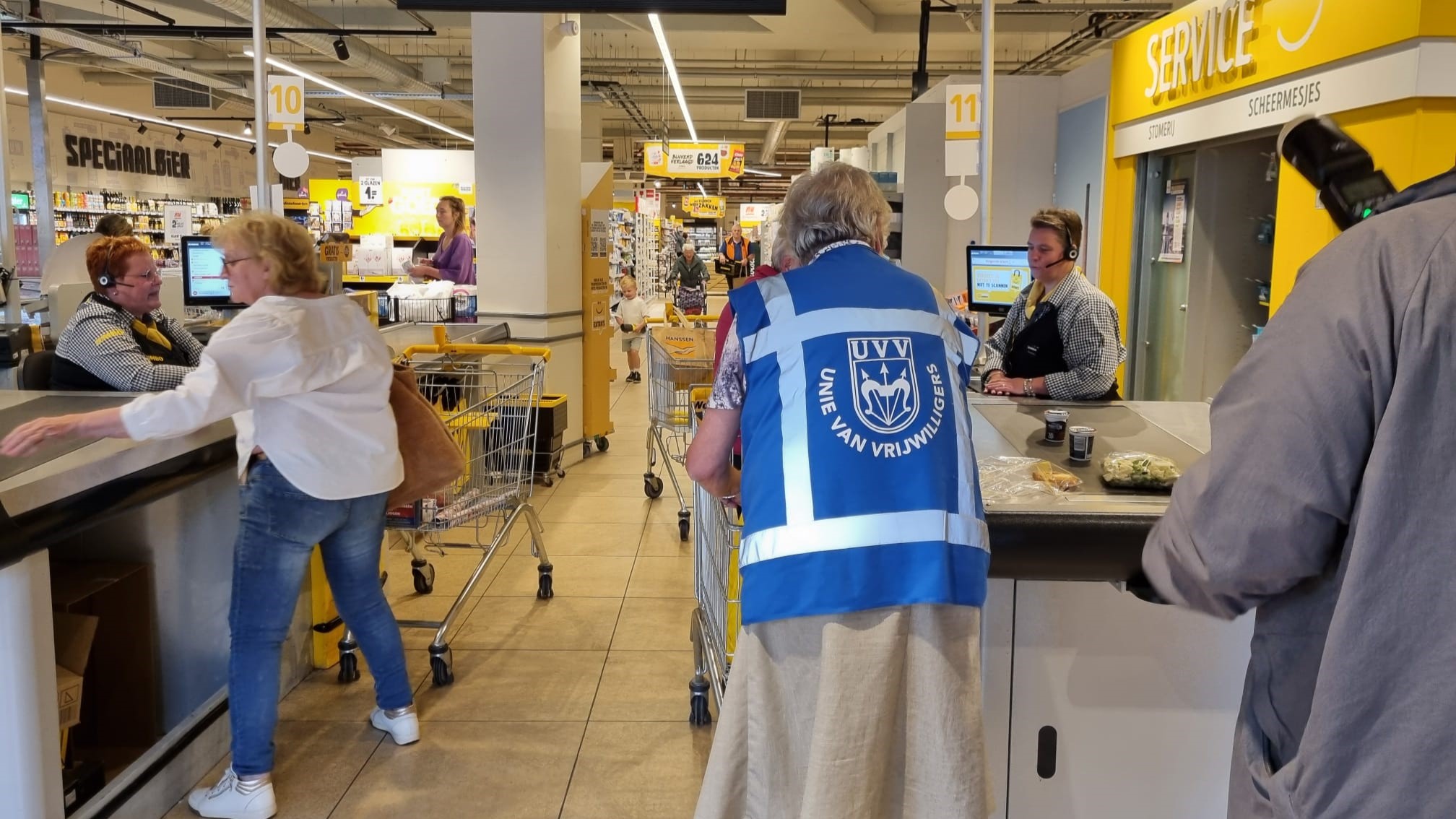 Foto: Wethouder Rohen op stap met de UVV Boodschappenbus