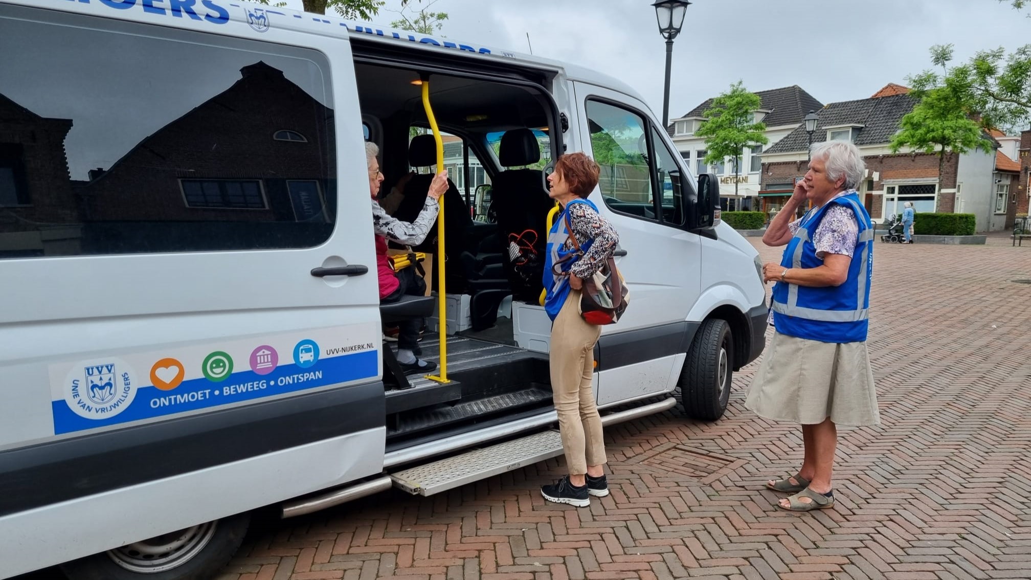 Foto: Wethouder Rohen op stap met de UVV Boodschappenbus