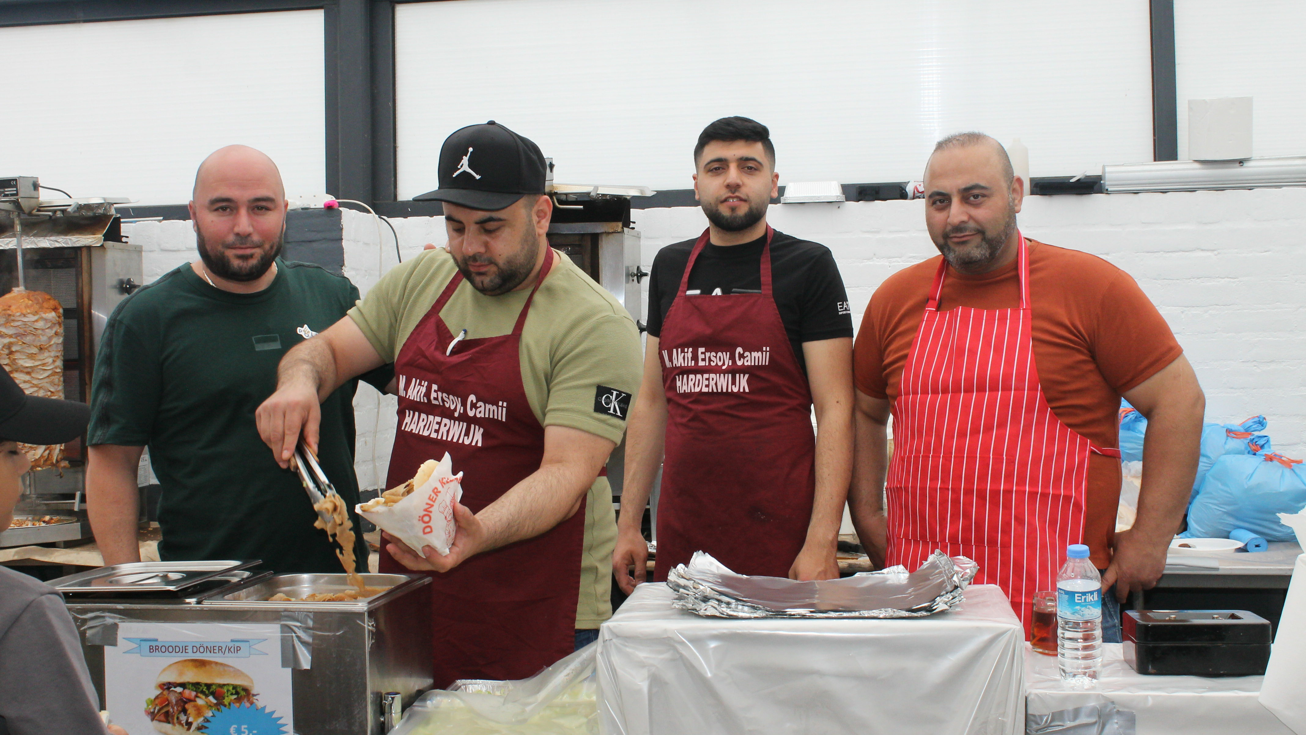 Foto: Drie dagen 'hapjes en kebabjes' bij de Turkse moskee in Harderwijk