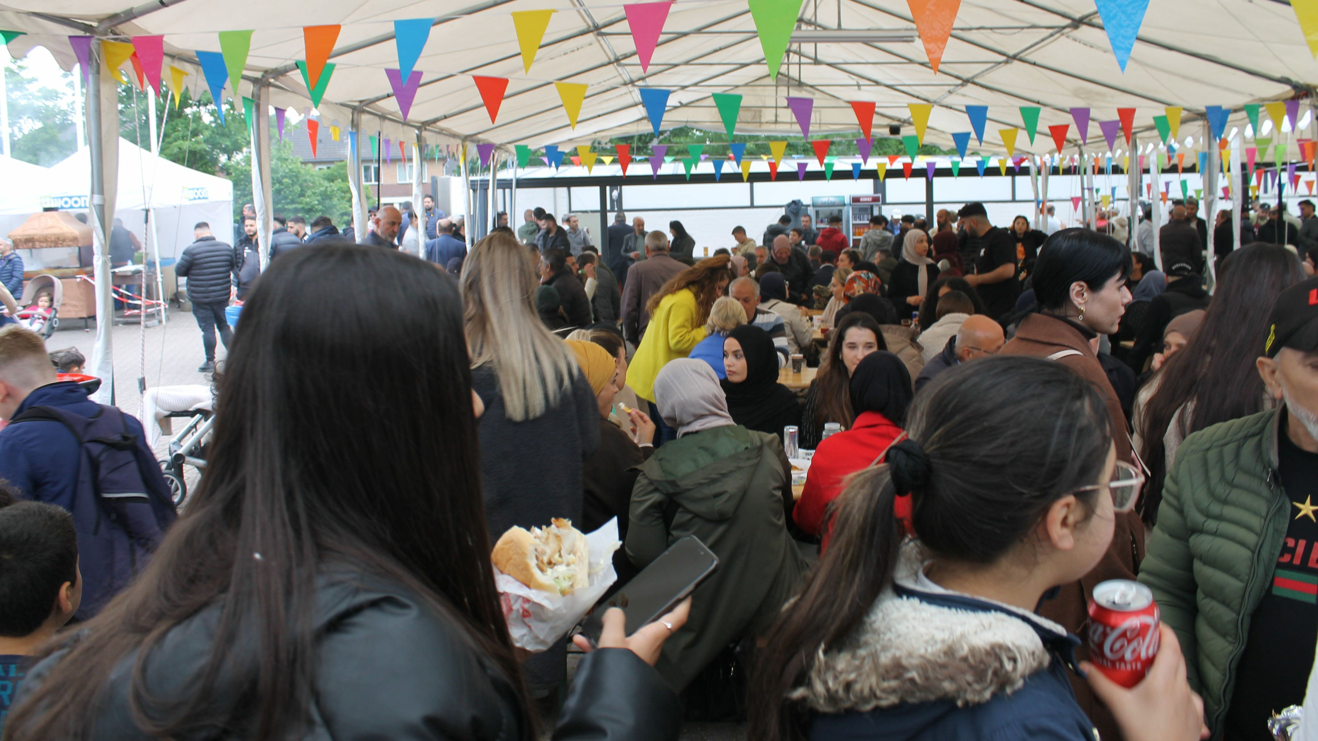 Foto: Drie dagen 'hapjes en kebabjes' bij de Turkse moskee in Harderwijk