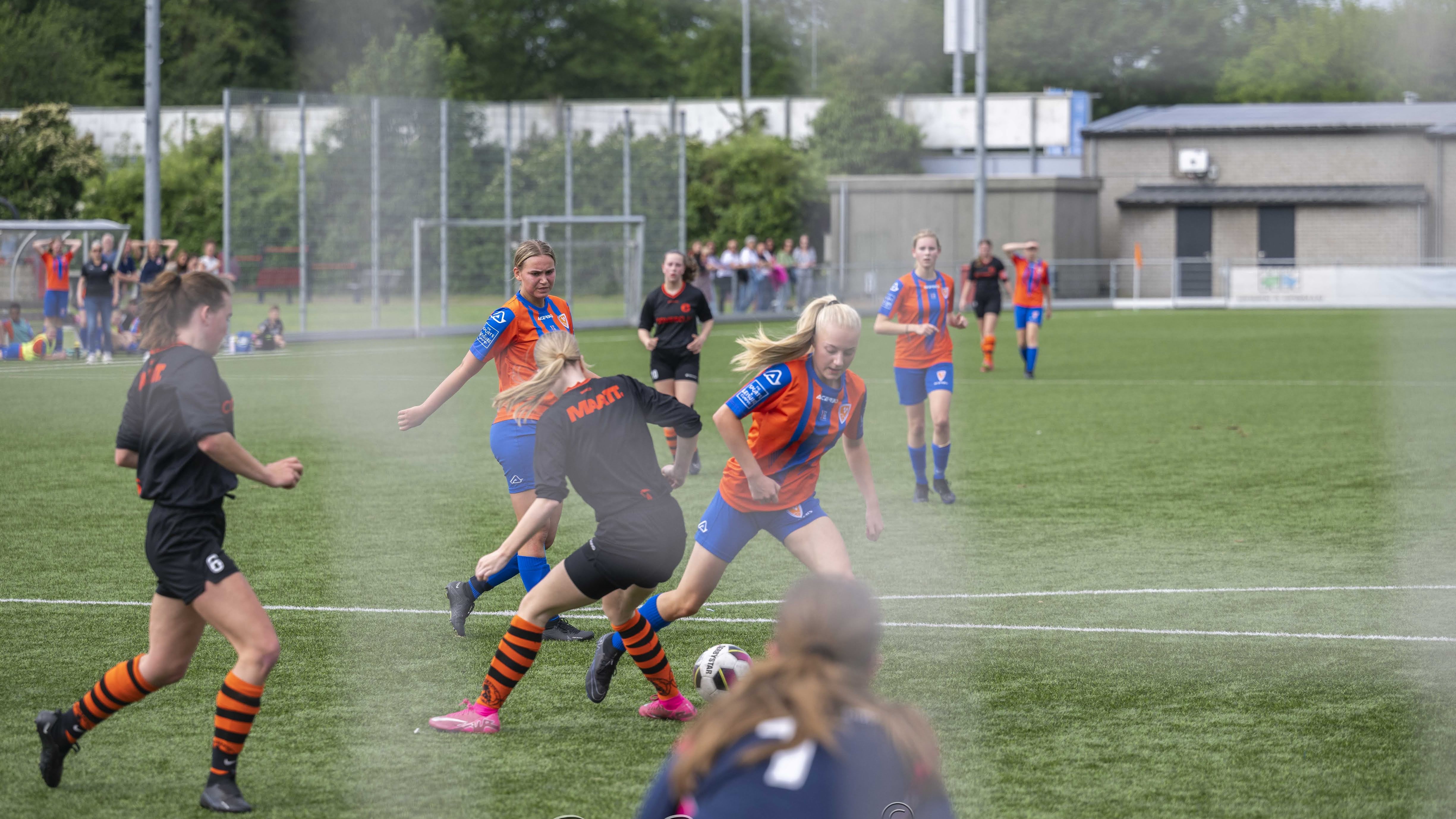 Foto: Vrouwenteam Sparta Nijkerk MO17-1 weet niet te verrassen tegen koploper