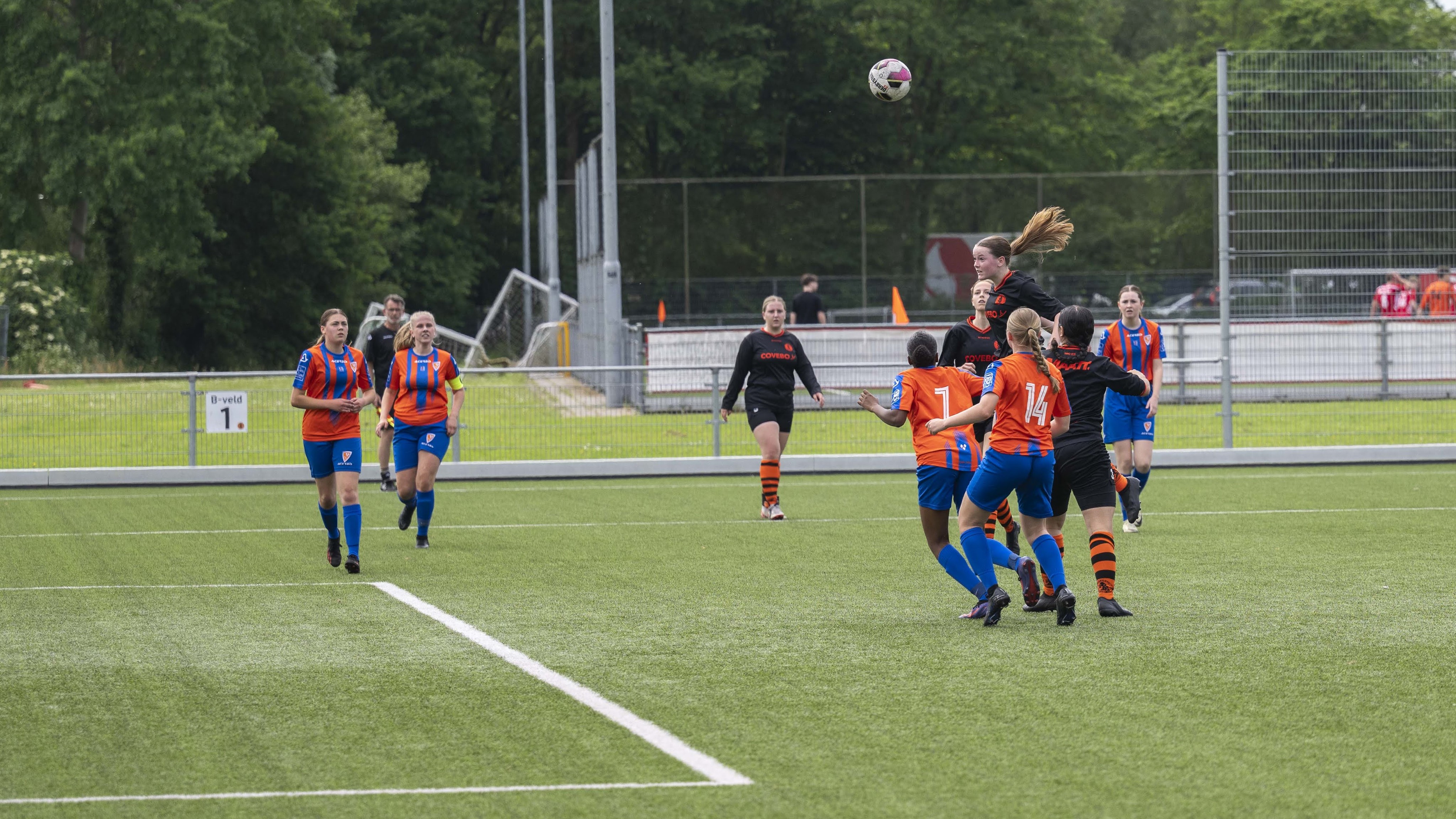 Foto: Vrouwenteam Sparta Nijkerk MO17-1 weet niet te verrassen tegen koploper