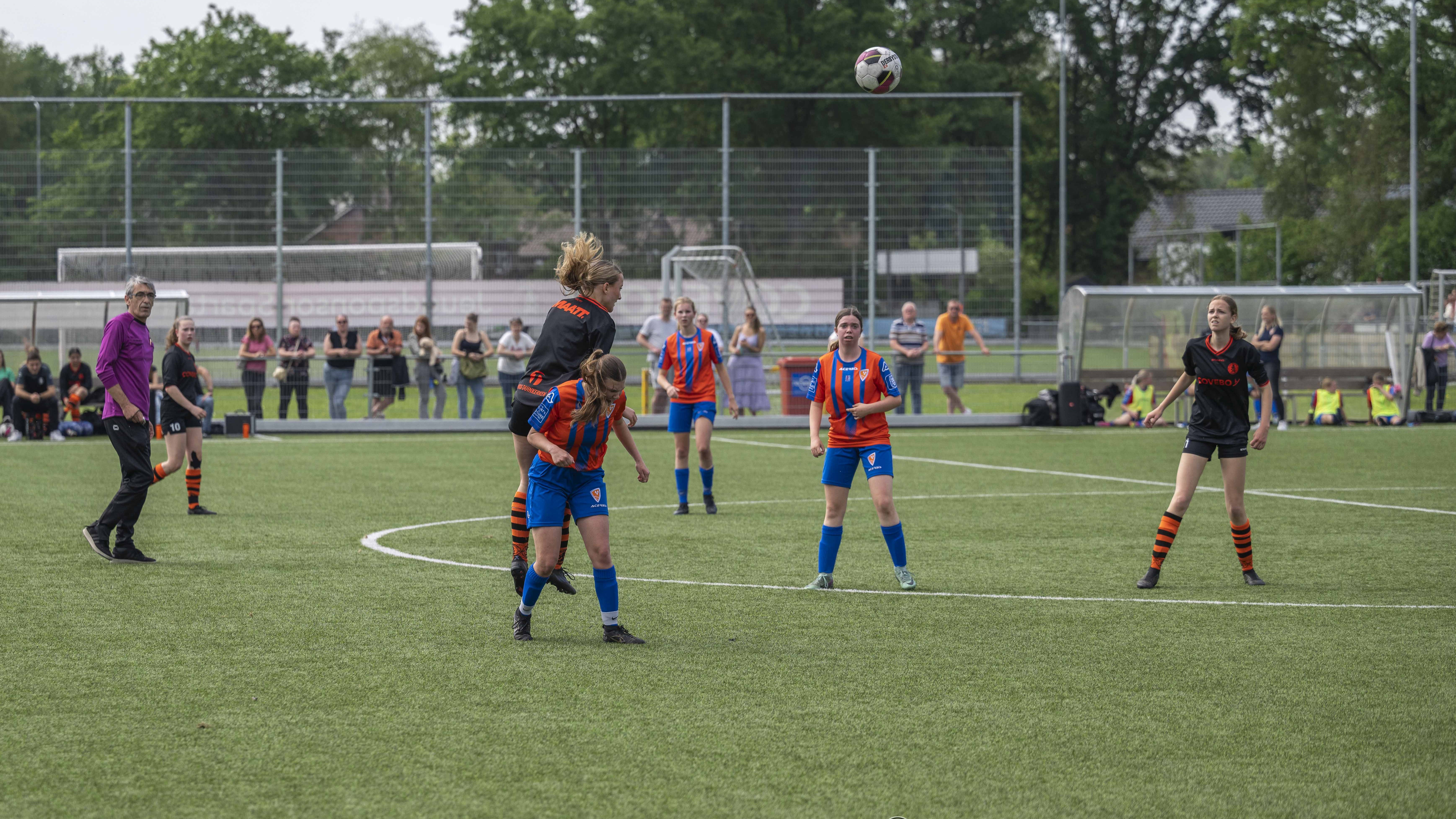 Foto: Vrouwenteam Sparta Nijkerk MO17-1 weet niet te verrassen tegen koploper