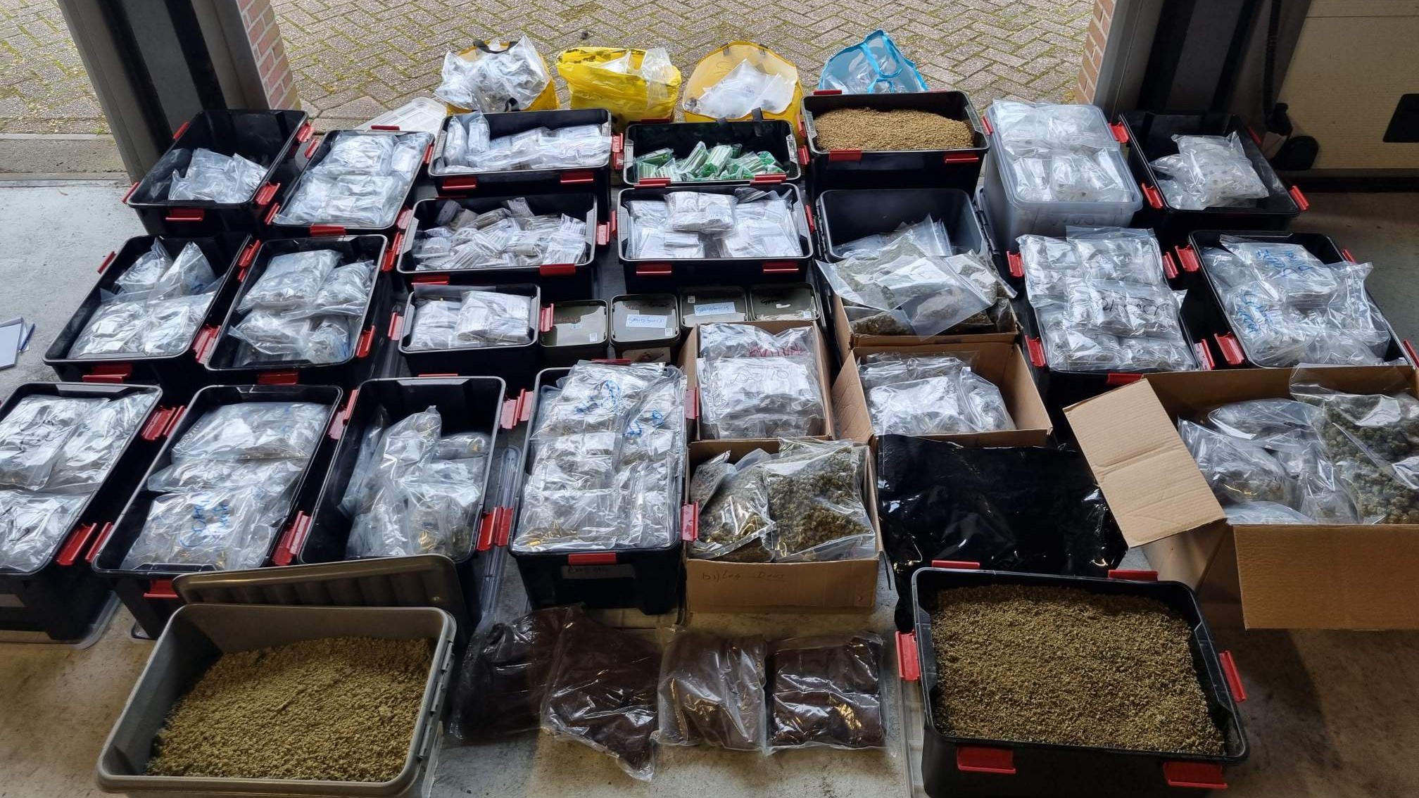 Foto: 230.000 euro aan drugs in beslag genomen in Hattemerbroek, 14.000 joints gevonden