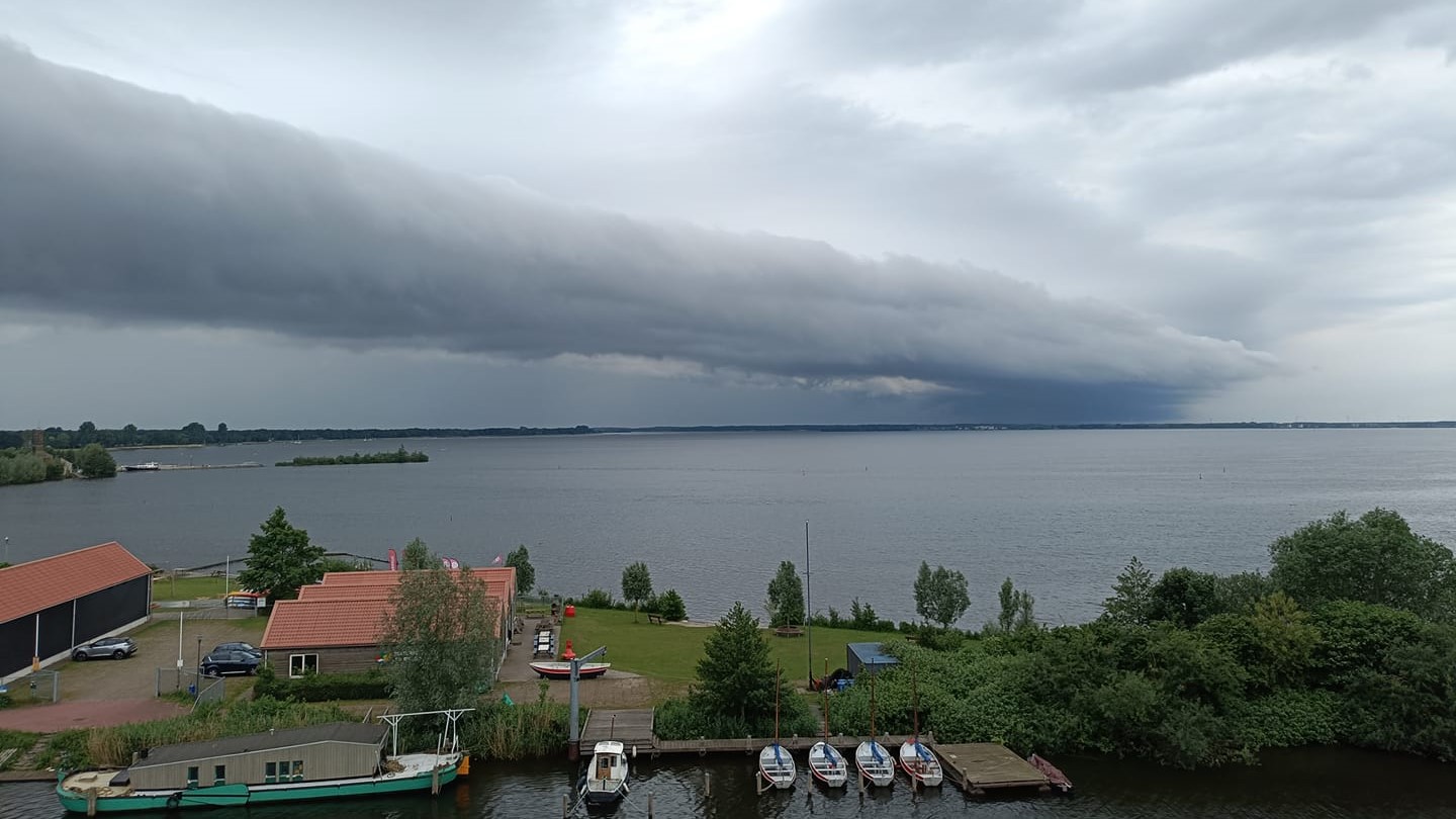 Foto: Zeldzame rolwolk zorgt voor spektakel in de lucht bij Harderwijk