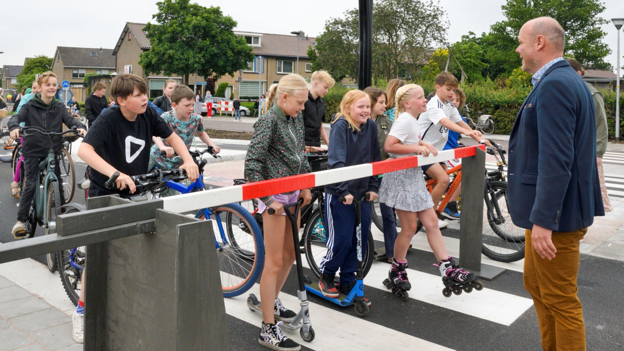 Foto: Vernieuwde Van Geenstraat in Putten feestelijk in gebruik genomen