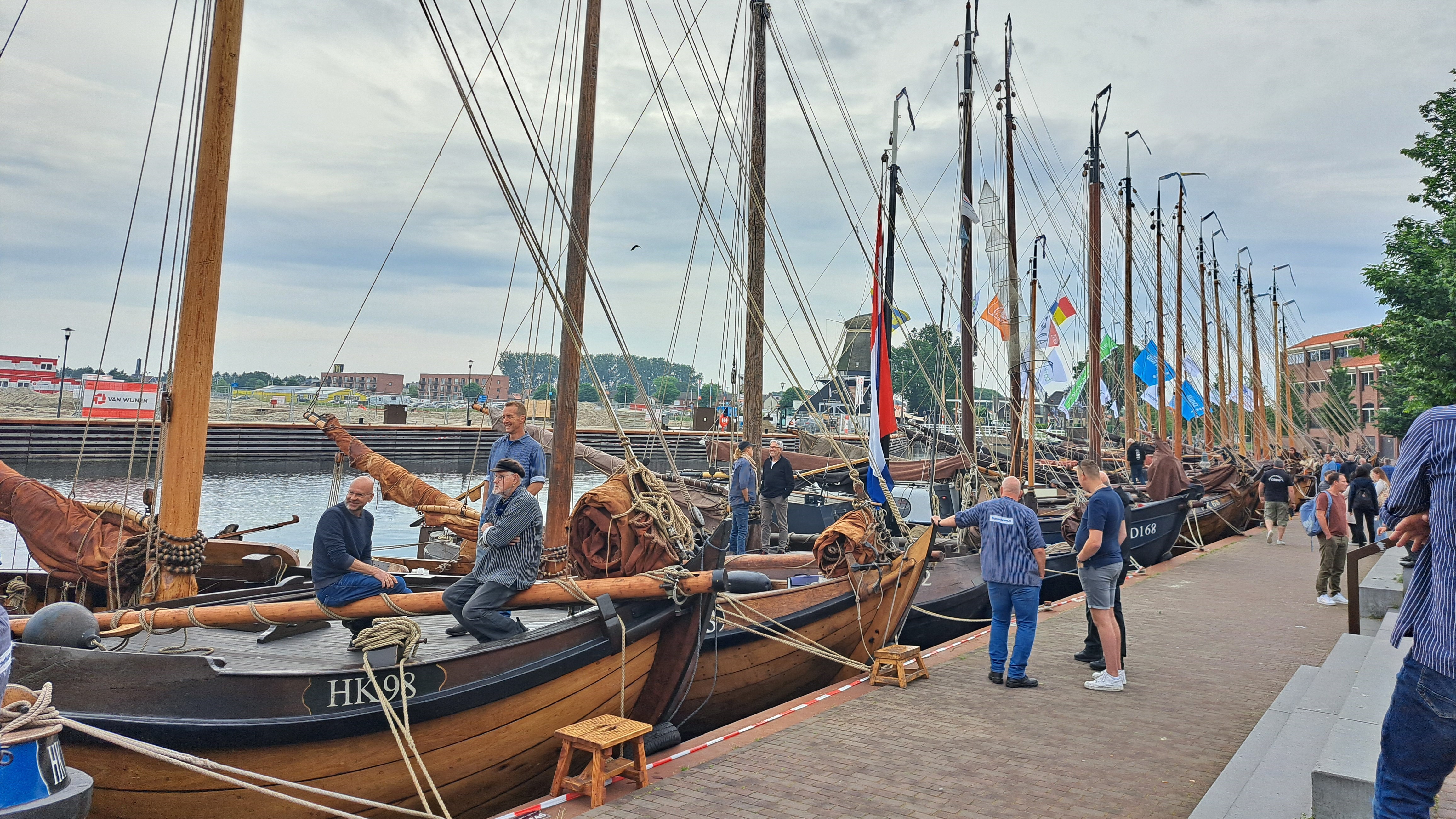 Foto: 30 botters in haven van Harderwijk voor derde editie Eibert den Herder Botter Zeilregatta