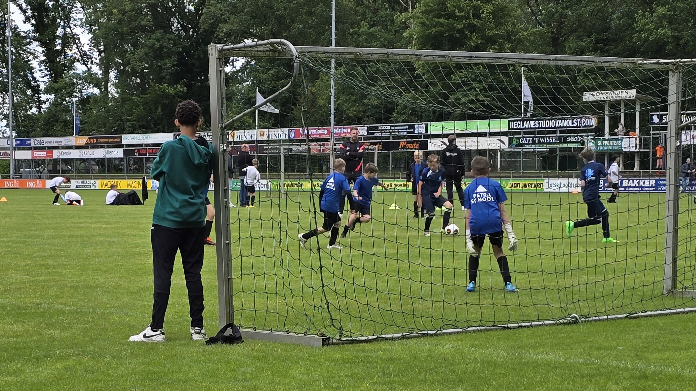 Foto: Districtsfinales schoolvoetbal bij OWIOS, Nunspeetse scholen vallen buiten de prijzen