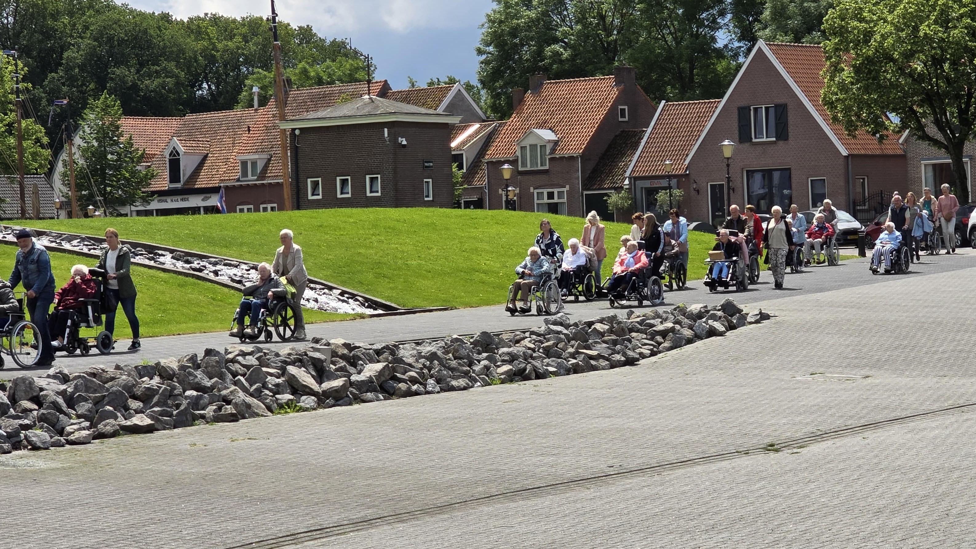 Foto: Dankbaar gebaar voor bewoners Nieuwe Feitenhof, boottocht op Drontermeer