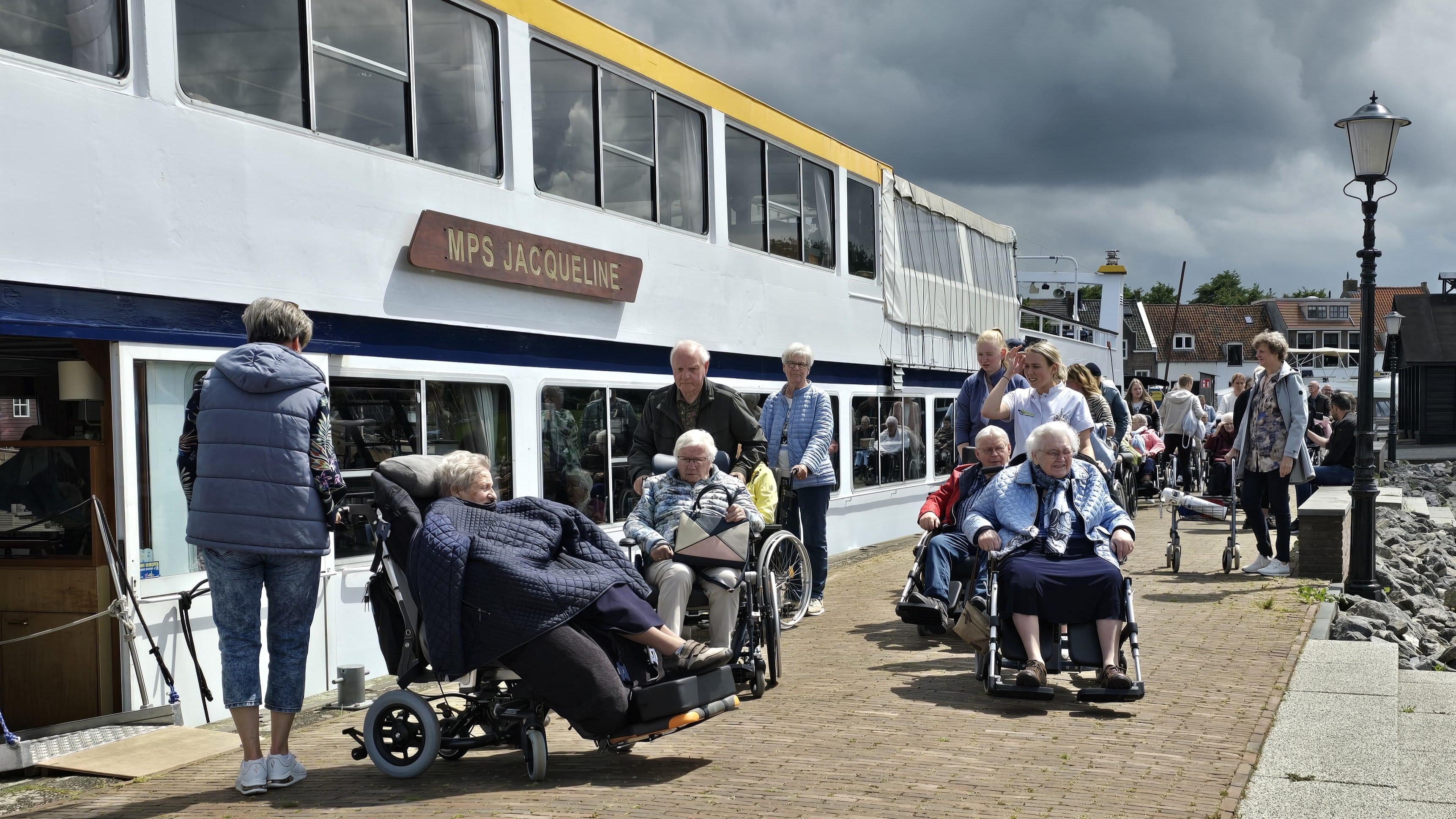 Foto: Dankbaar gebaar voor bewoners Nieuwe Feitenhof, boottocht op Drontermeer