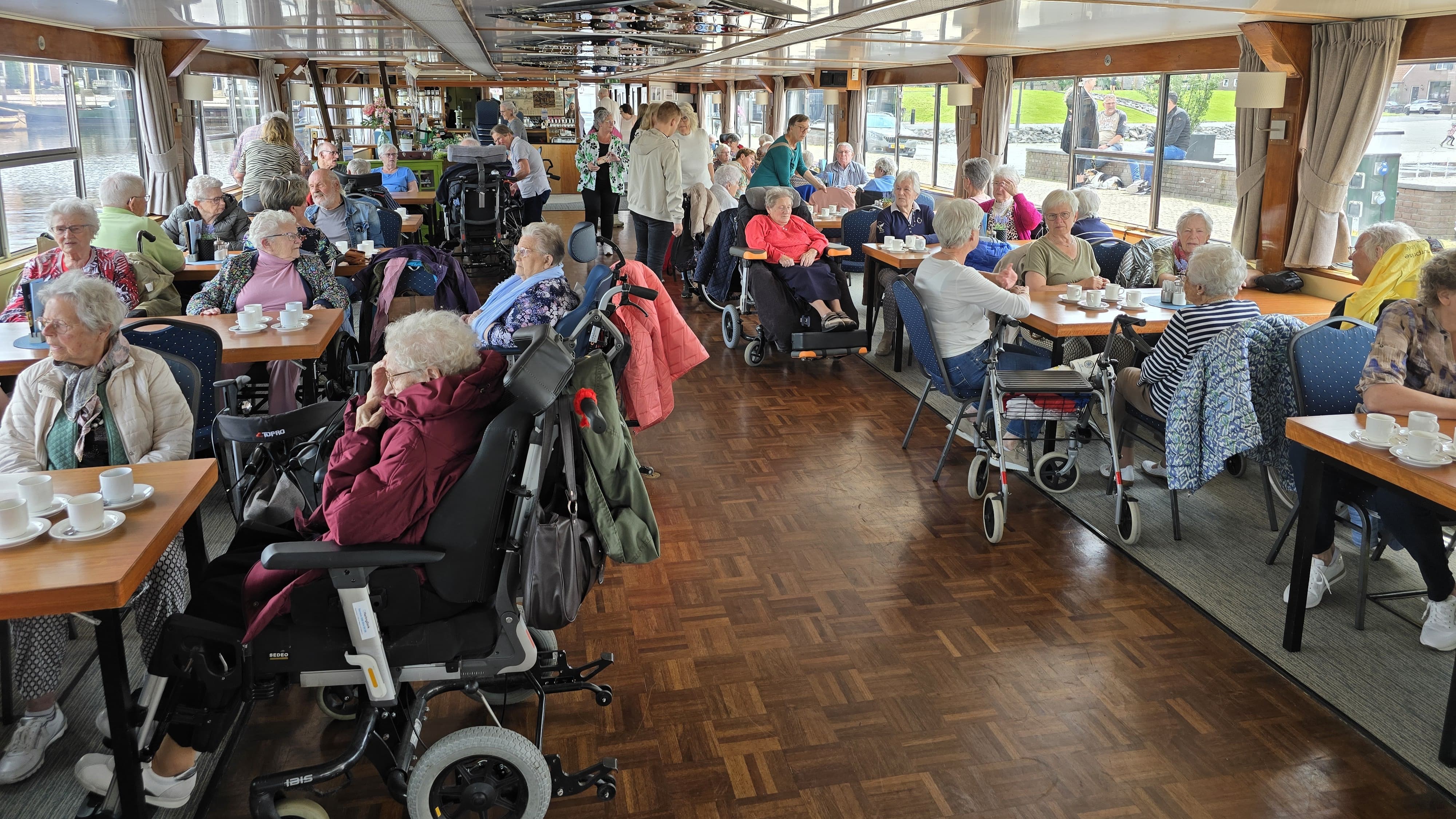 Foto: Dankbaar gebaar voor bewoners Nieuwe Feitenhof, boottocht op Drontermeer
