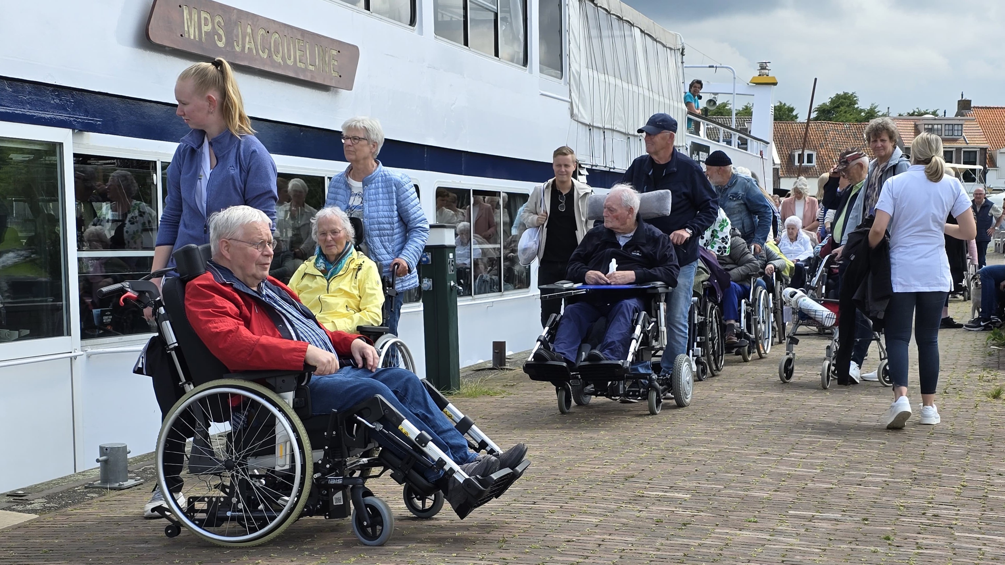 Foto: Dankbaar gebaar voor bewoners Nieuwe Feitenhof, boottocht op Drontermeer