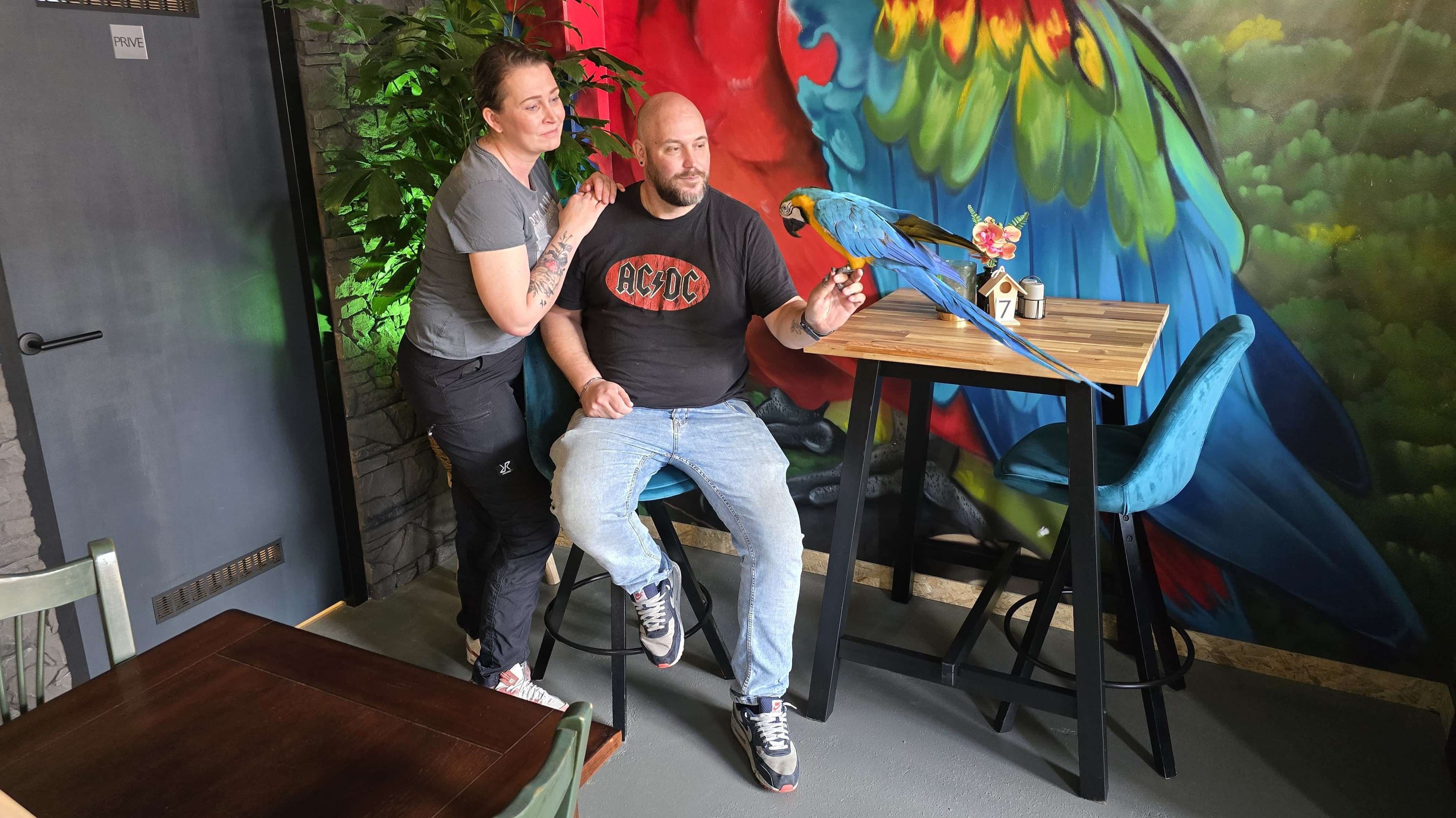 Foto: Lunchen tussen papegaaien, maar ook een sociale rol: 'We willen meer zijn dan een lunchroom'