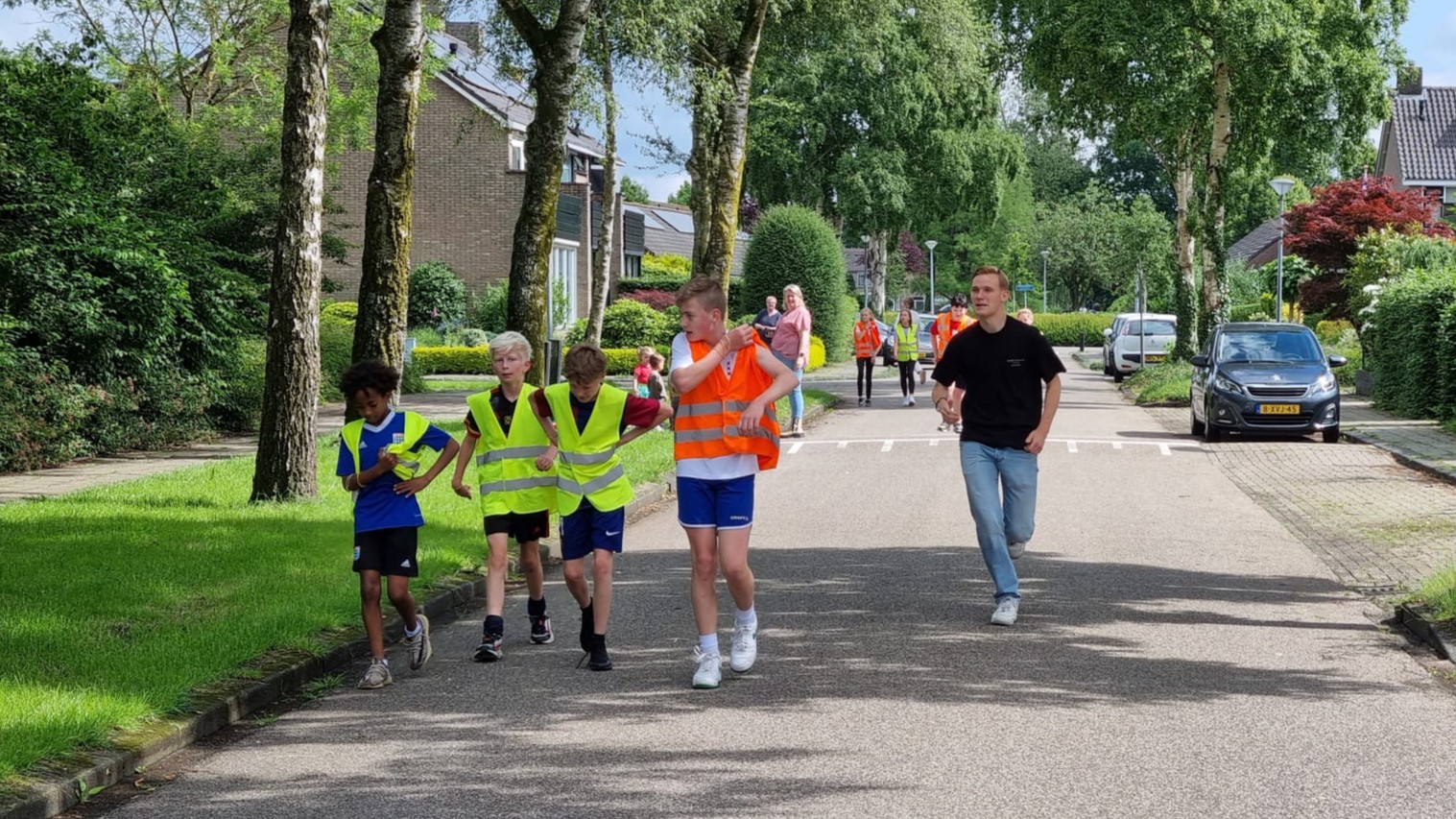 Foto: Groep 8 van PWA Nijkerk houdt sponsorloop voor de oom van meester Thomas
