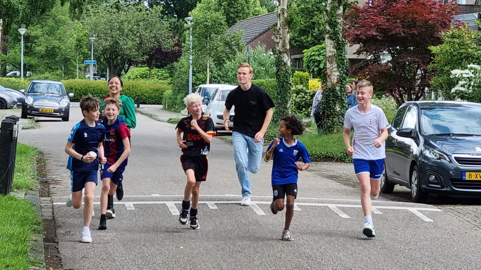Foto: Groep 8 van PWA Nijkerk houdt sponsorloop voor de oom van meester Thomas