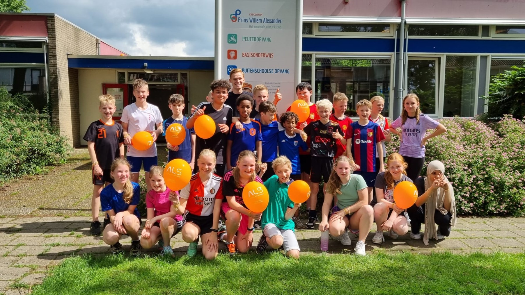 Foto: Groep 8 van PWA Nijkerk houdt sponsorloop voor de oom van meester Thomas