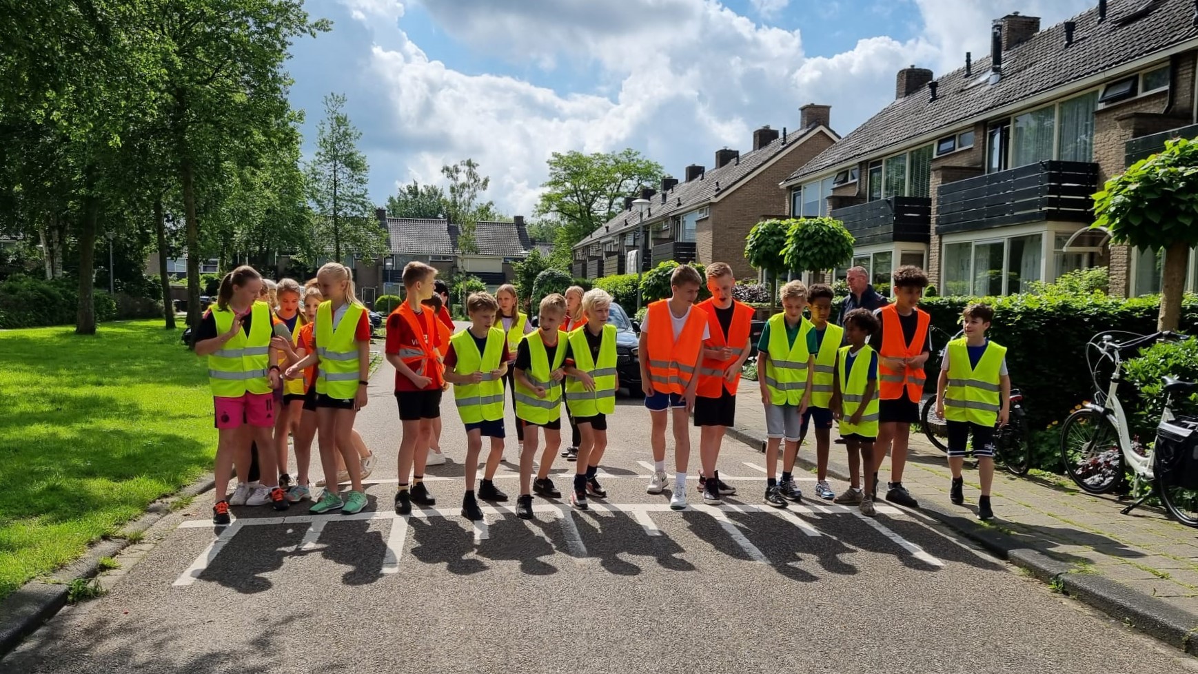 Foto: Groep 8 van PWA Nijkerk houdt sponsorloop voor de oom van meester Thomas