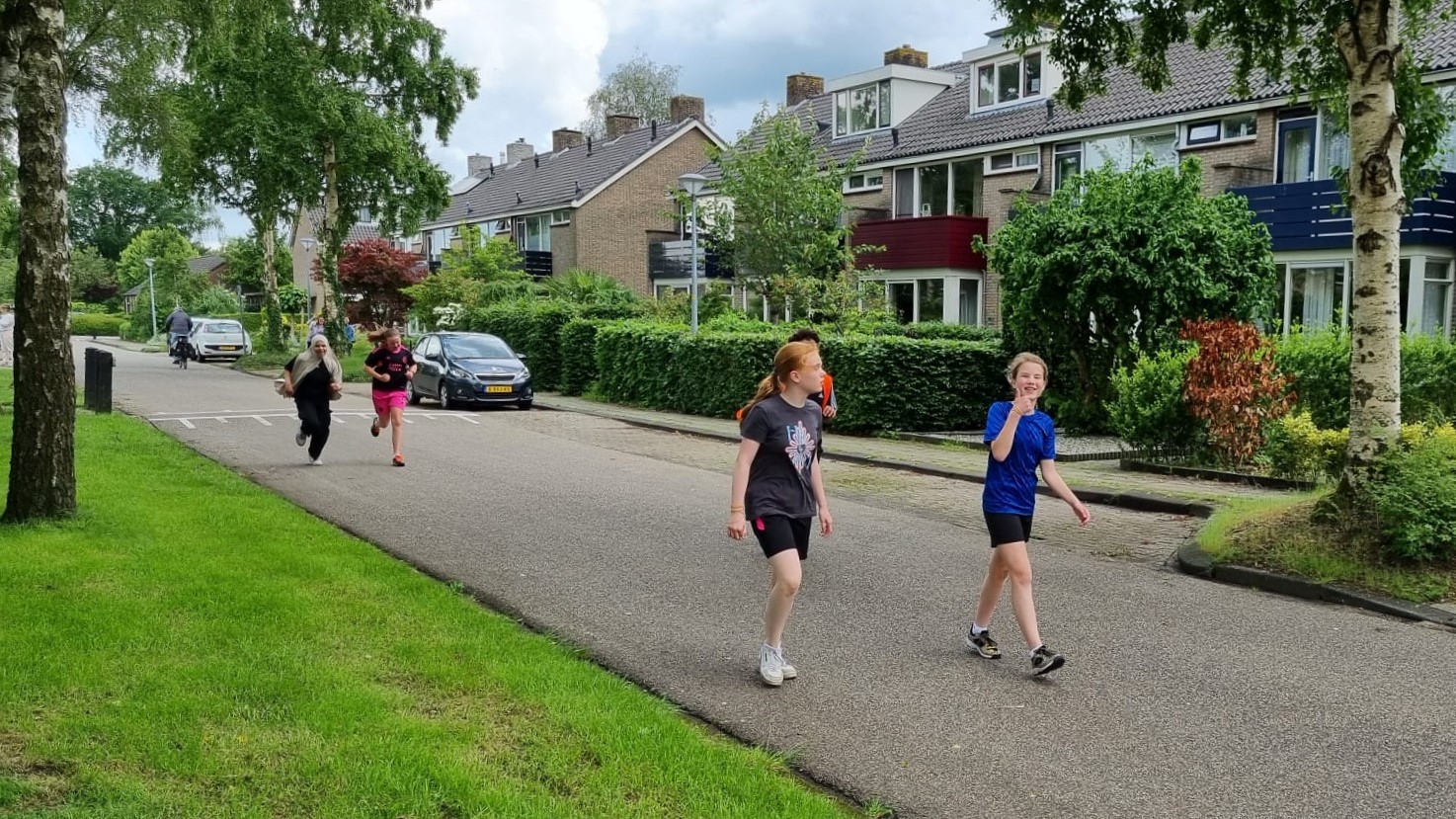 Foto: Groep 8 van PWA Nijkerk houdt sponsorloop voor de oom van meester Thomas