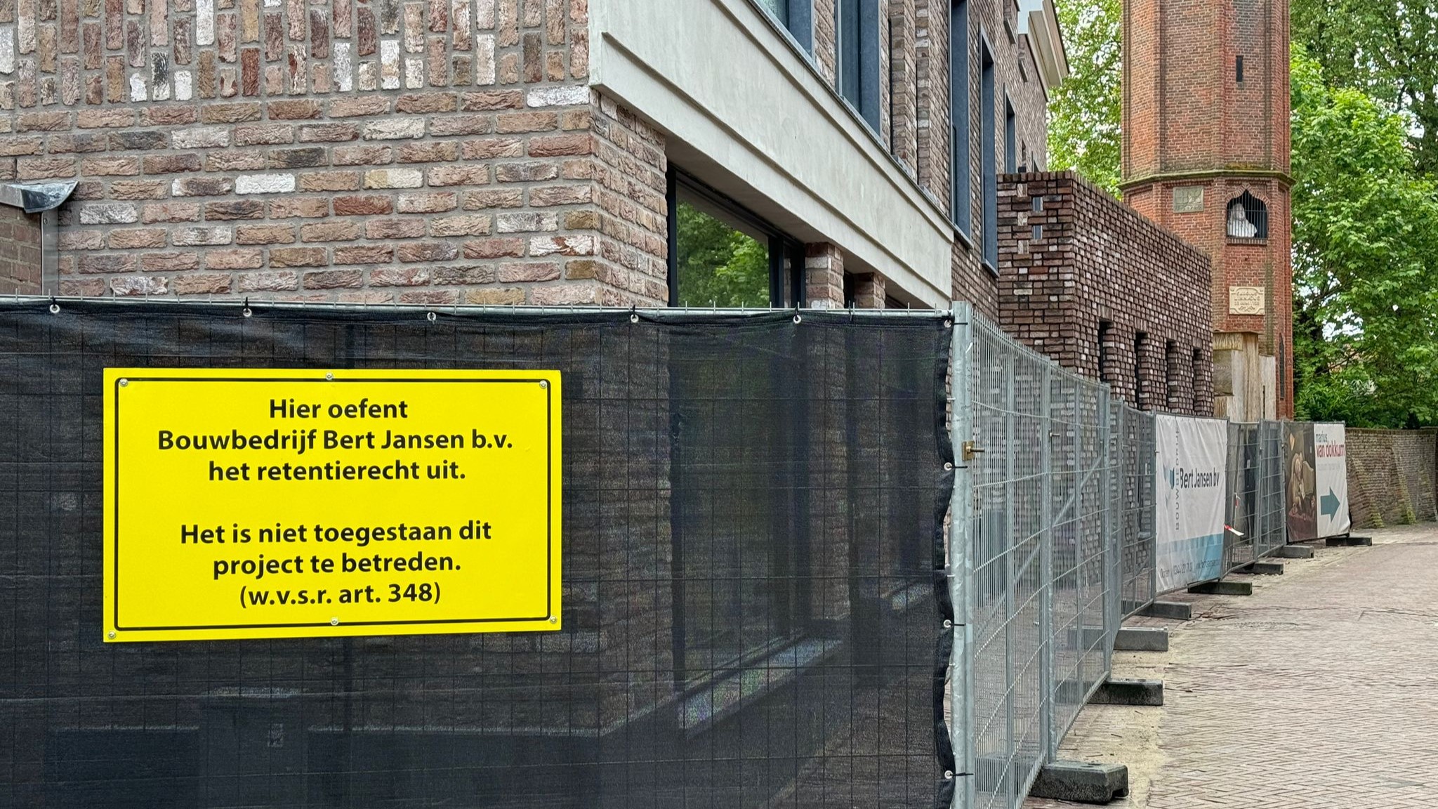Foto: Bouwbedrijf wacht op geld van eigenaar 'de Oude Bieb': huurders de dupe