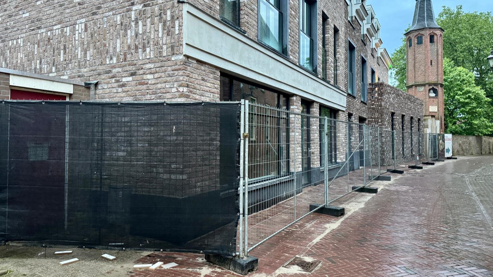 Foto: Ingeslagen ruit en geen sloten meer bij de Oude Bieb Harderwijk