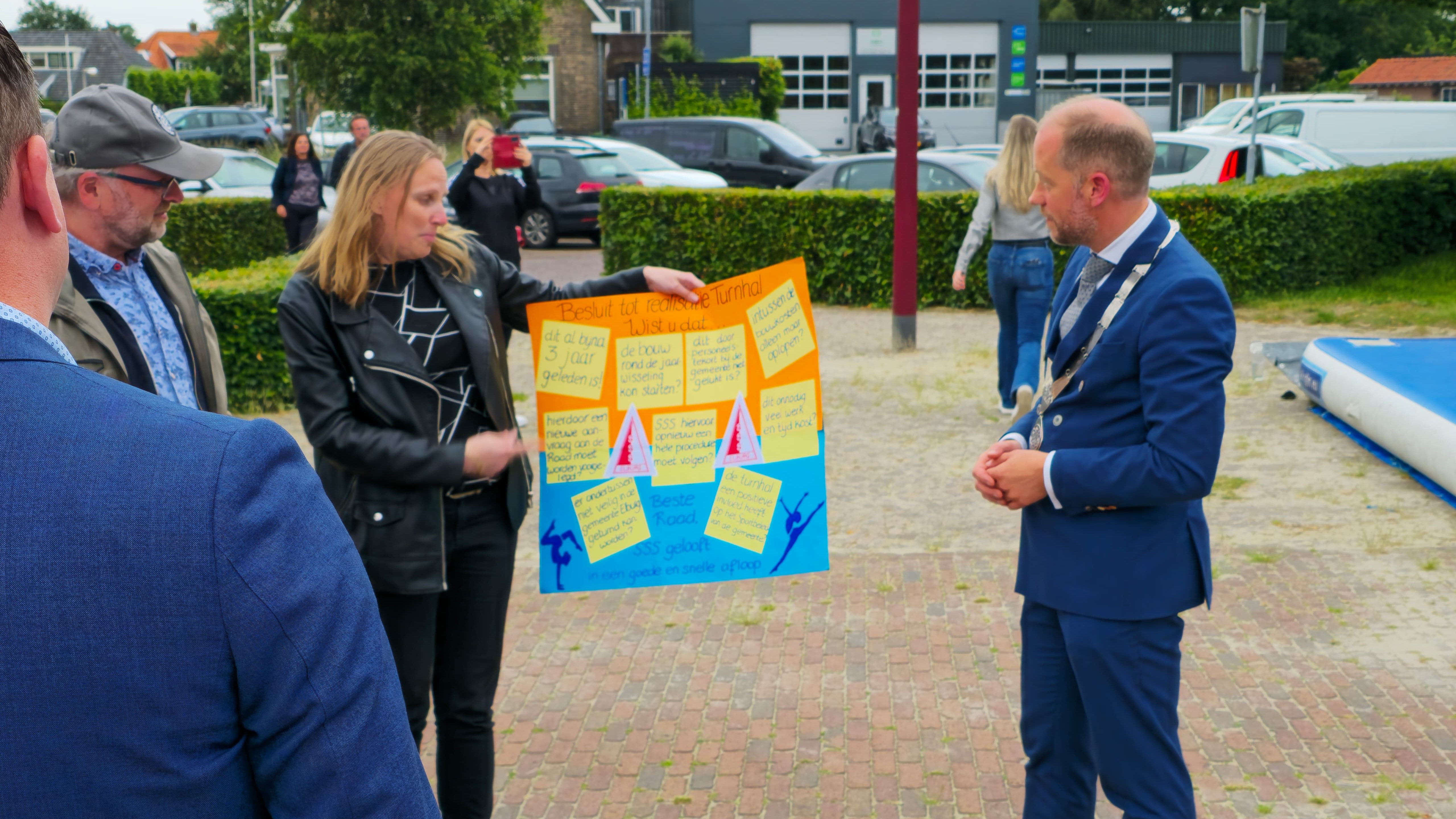 Foto: Geduld SSS Elburg raakt op: ‘De turnsters maken nu salto’s vlak langs de muur, daar krijg ik geen goed gevoel bij’