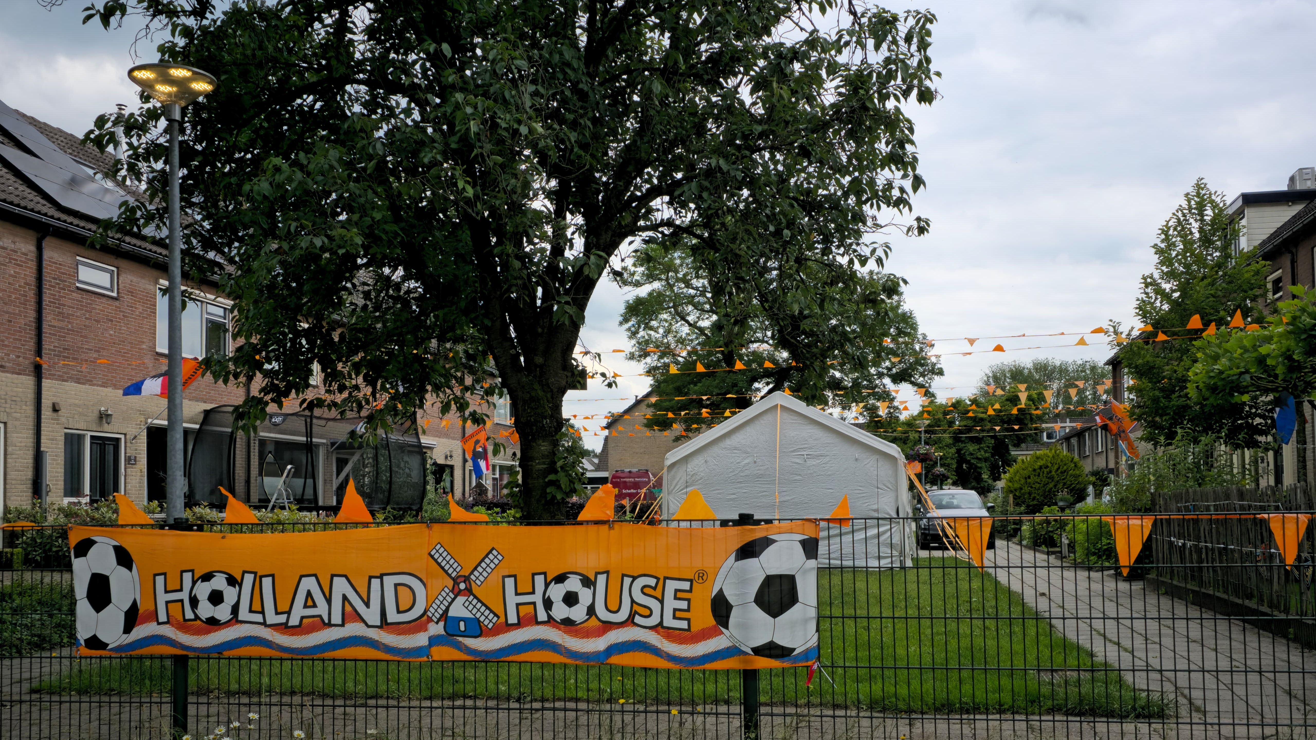 Foto: EK-koorts stijgt: Hegenbos in Wezep is er klaar voor! 