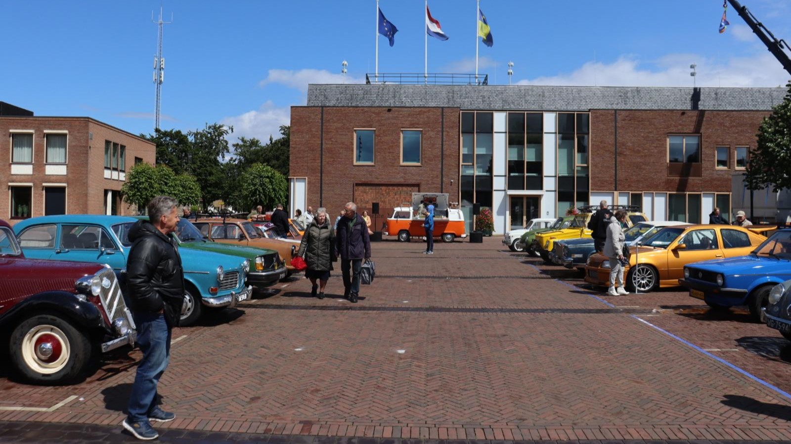 Foto: Autoliefhebbers halen hart op bij Putten op Wielen