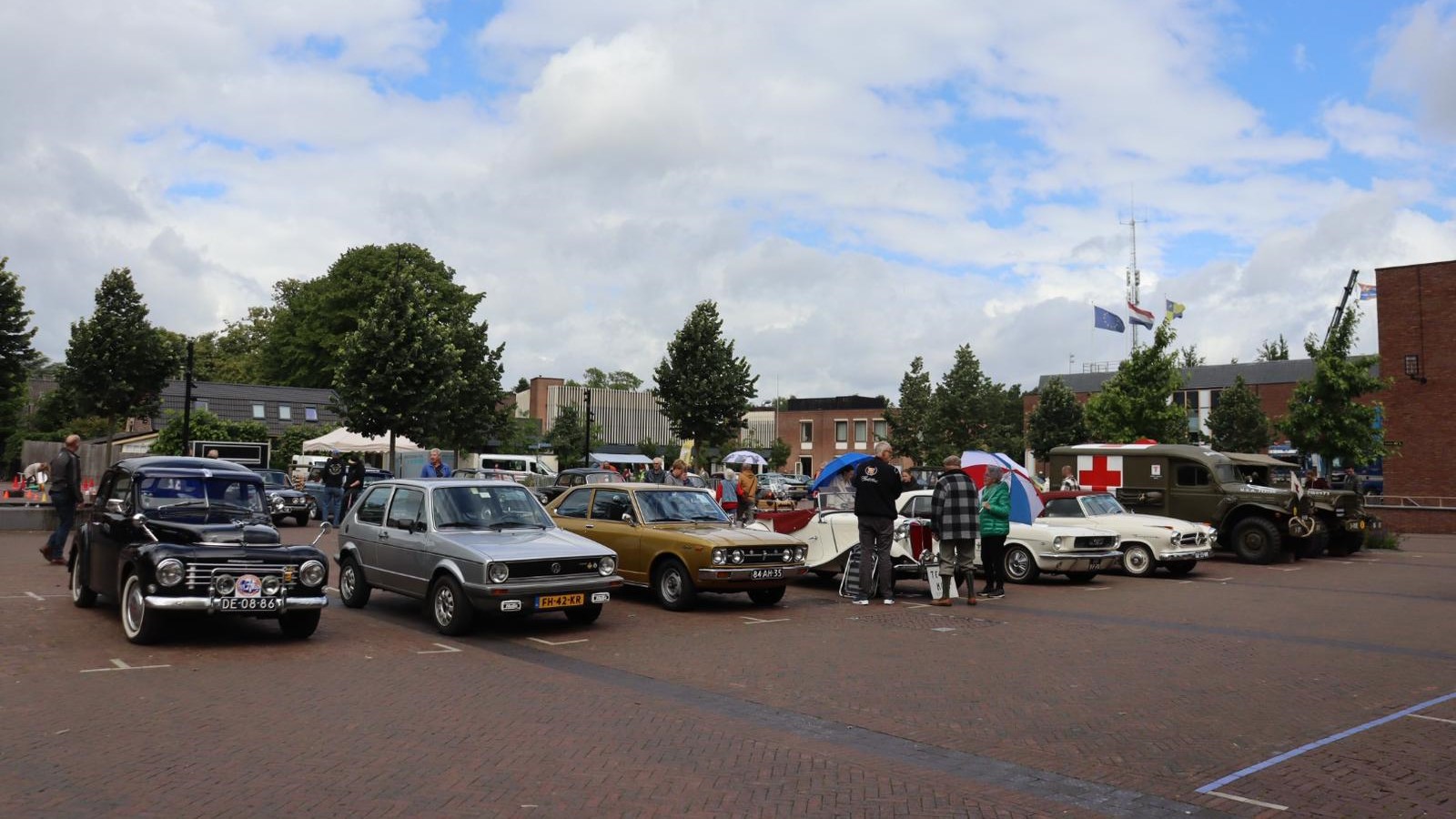 Foto: Autoliefhebbers halen hart op bij Putten op Wielen