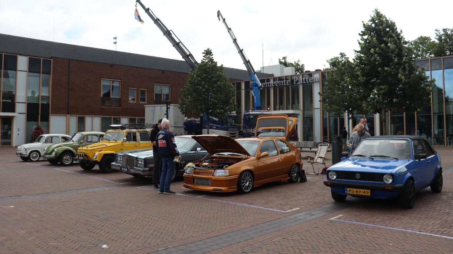 Foto: Autoliefhebbers halen hart op bij Putten op Wielen