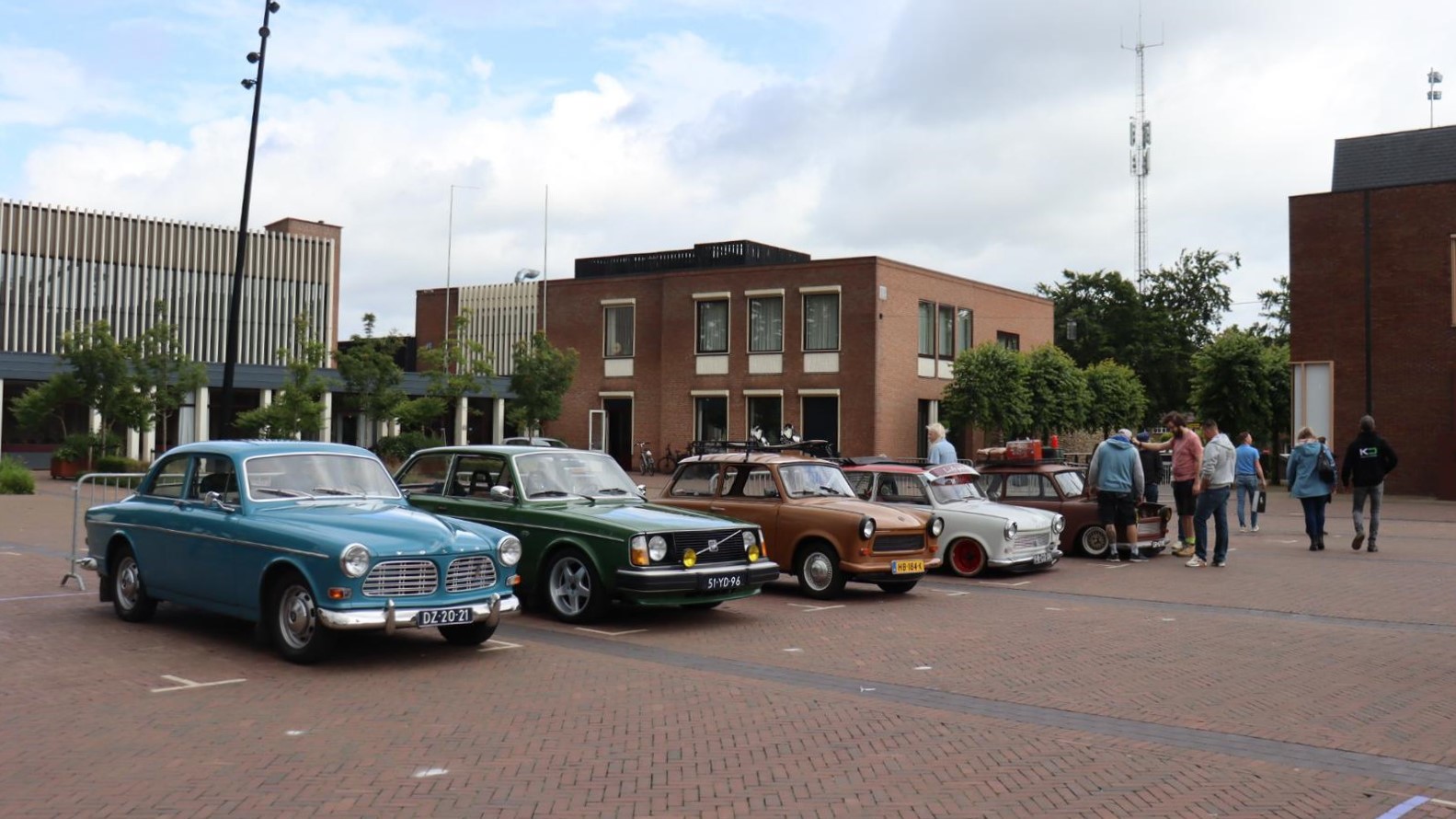 Foto: Autoliefhebbers halen hart op bij Putten op Wielen
