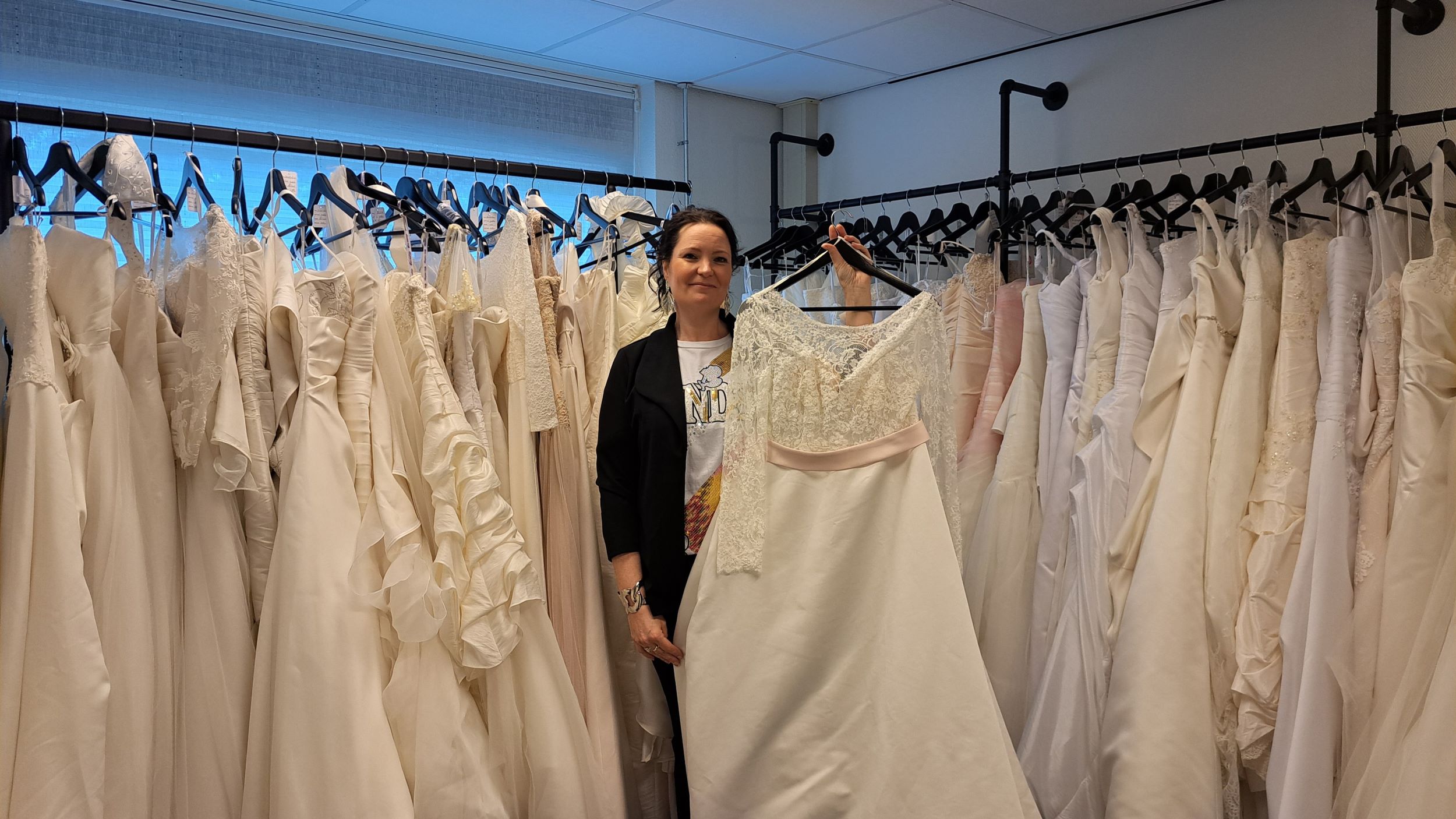 Foto: Tweedehands bruidsmode voor een kleine prijs: ‘Geen jurk is hetzelfde’