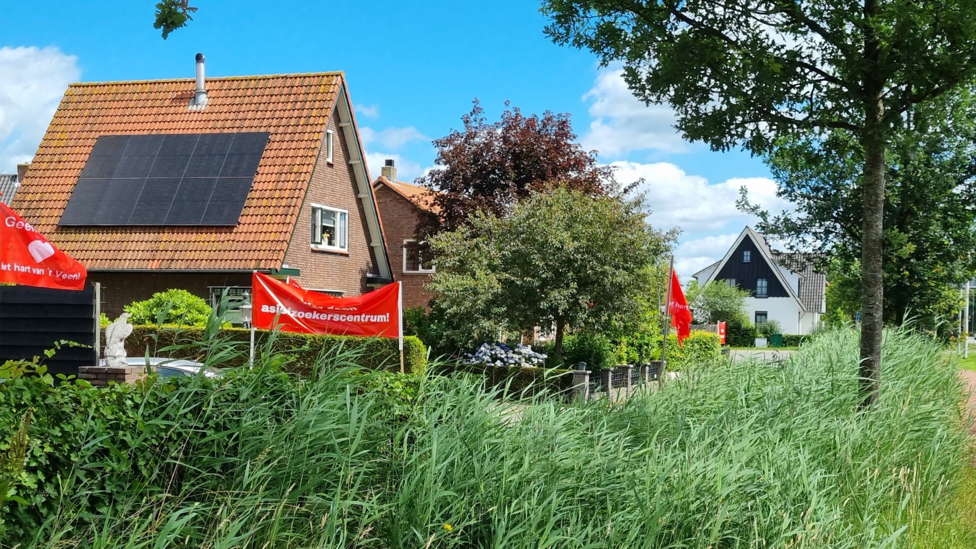 Foto: Nijkerkerveen kleurt rood als protest tegen komst asielzoekers 