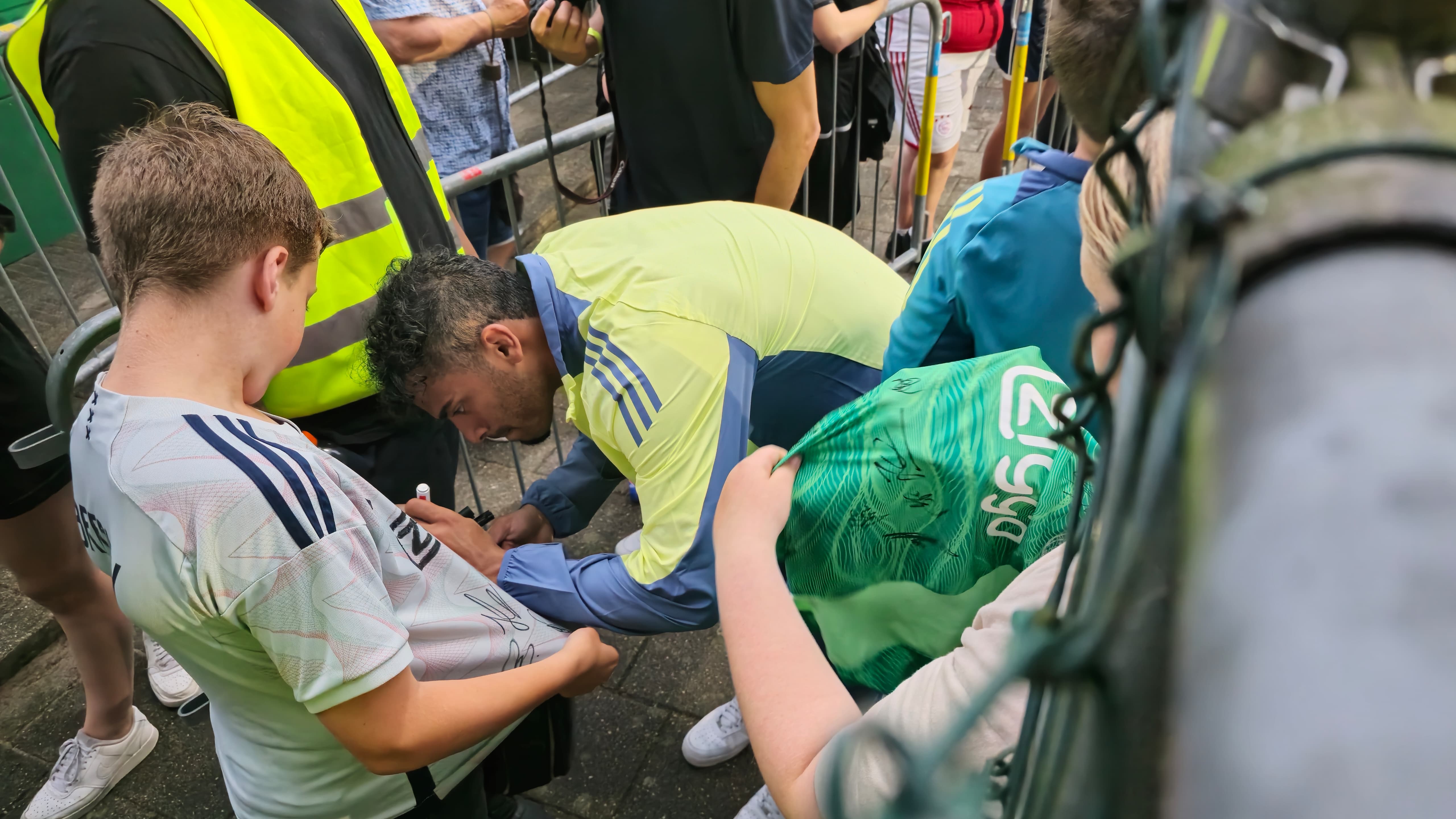 Foto: Oldebroek wordt getrakteerd op handtekeningen en een klinkende zege van Ajax