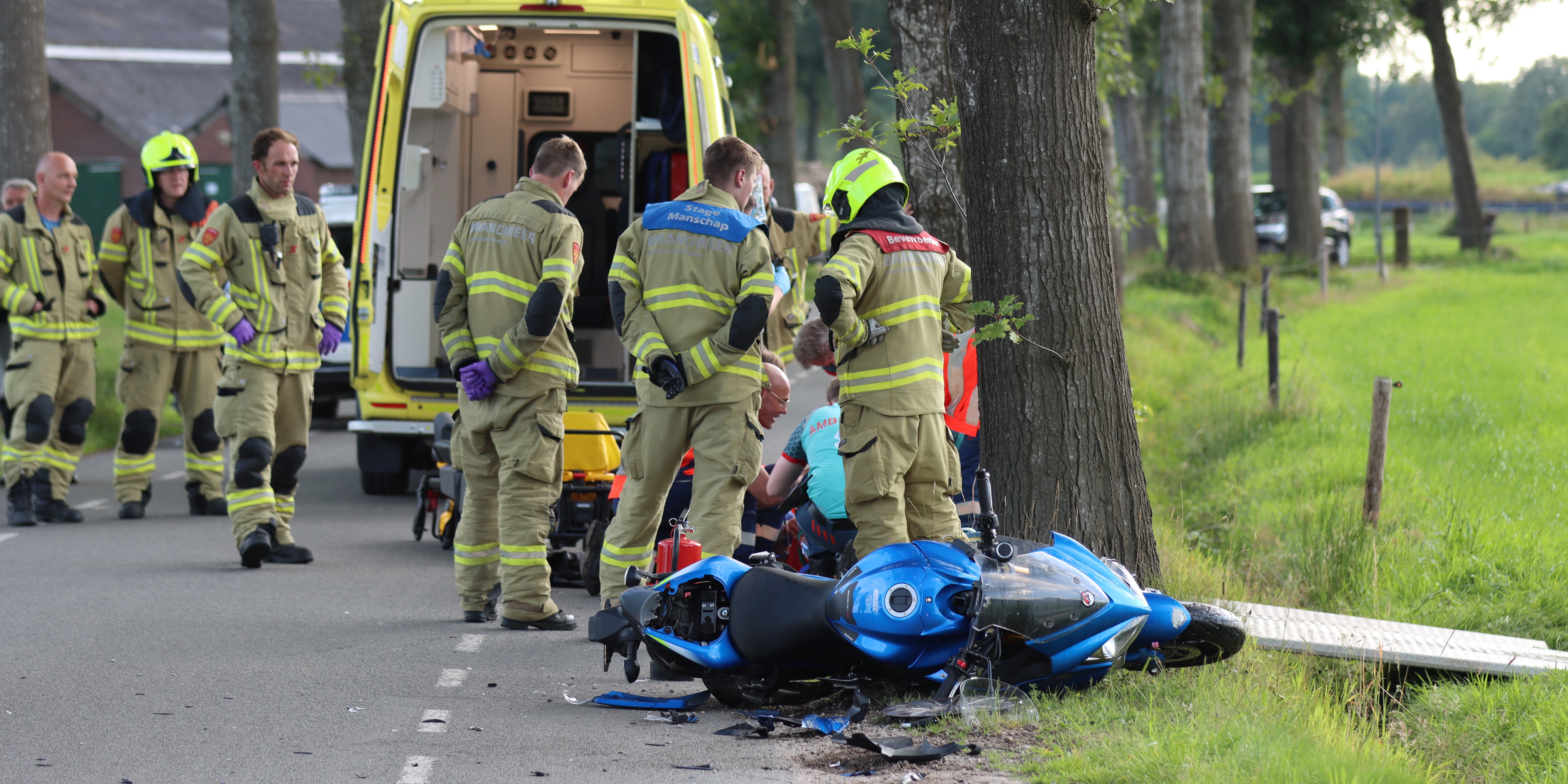 Foto: Ernstig ongeval met motorrijder in Terschuur