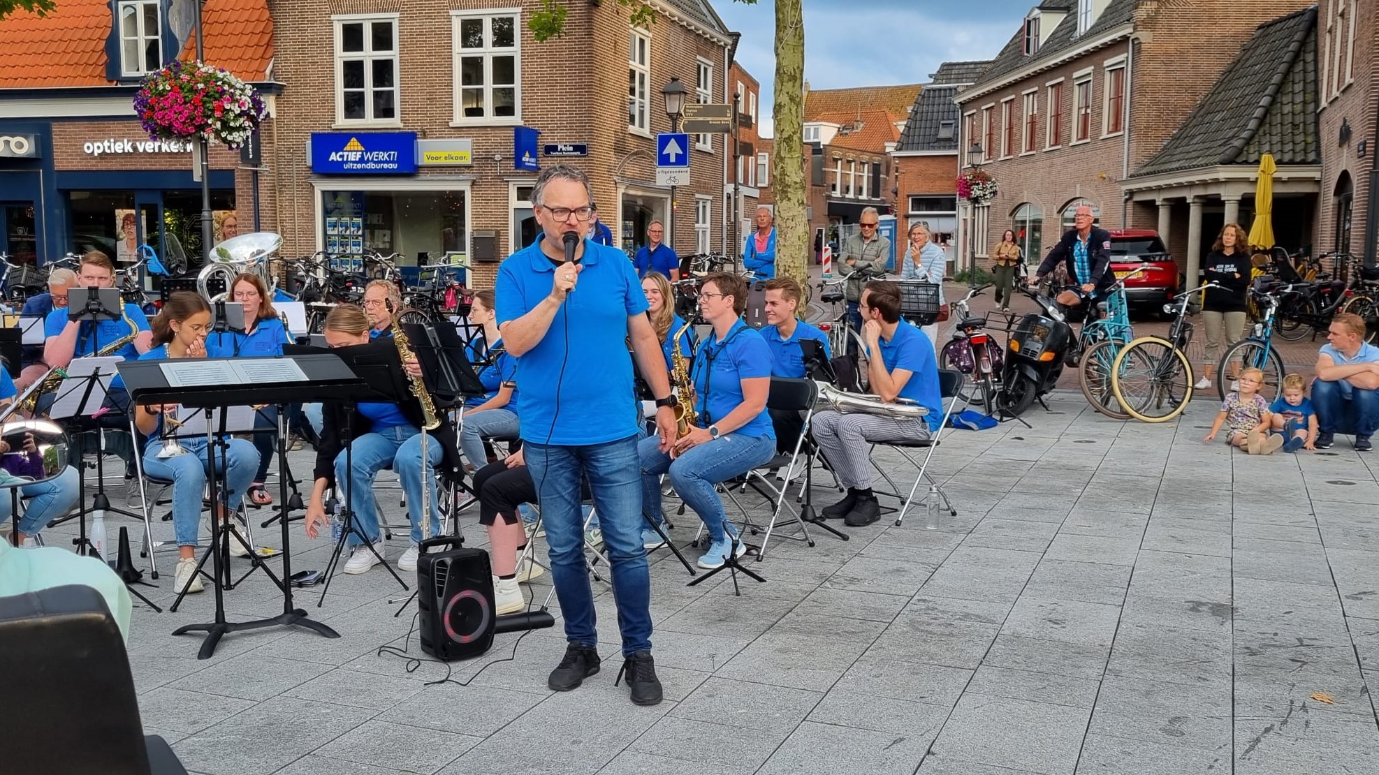 Foto: Nijkerkse terrasbezoekers genieten van Slipperconcert NSFC