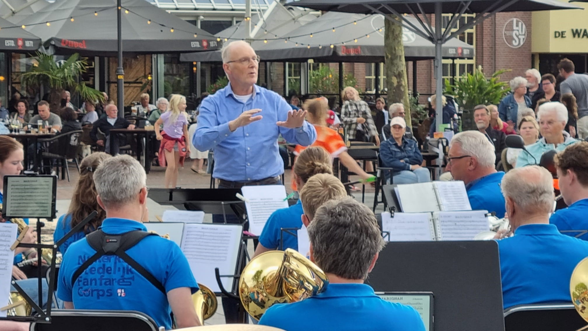 Foto: Nijkerkse terrasbezoekers genieten van Slipperconcert NSFC