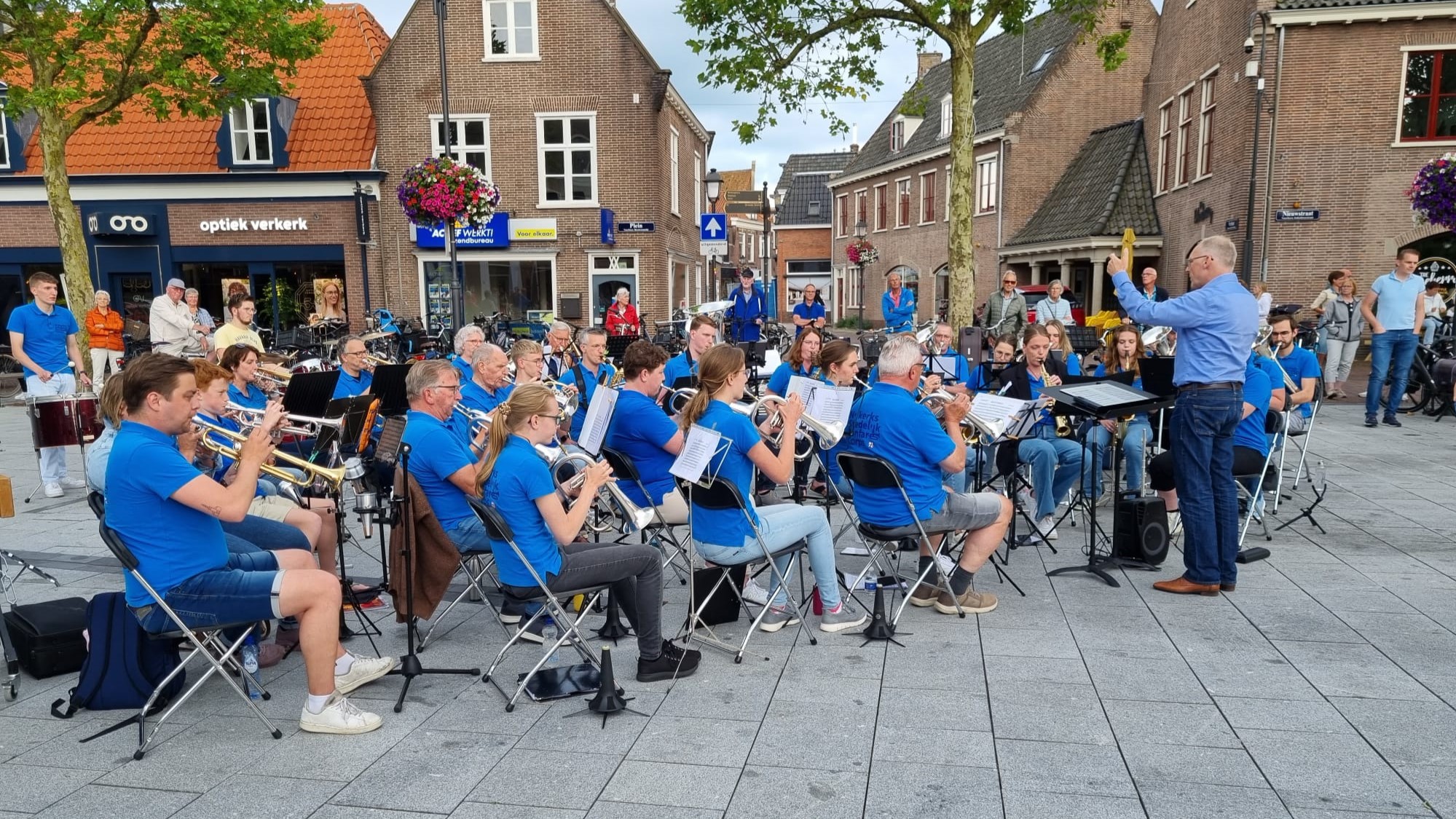 Foto: Nijkerkse terrasbezoekers genieten van Slipperconcert NSFC