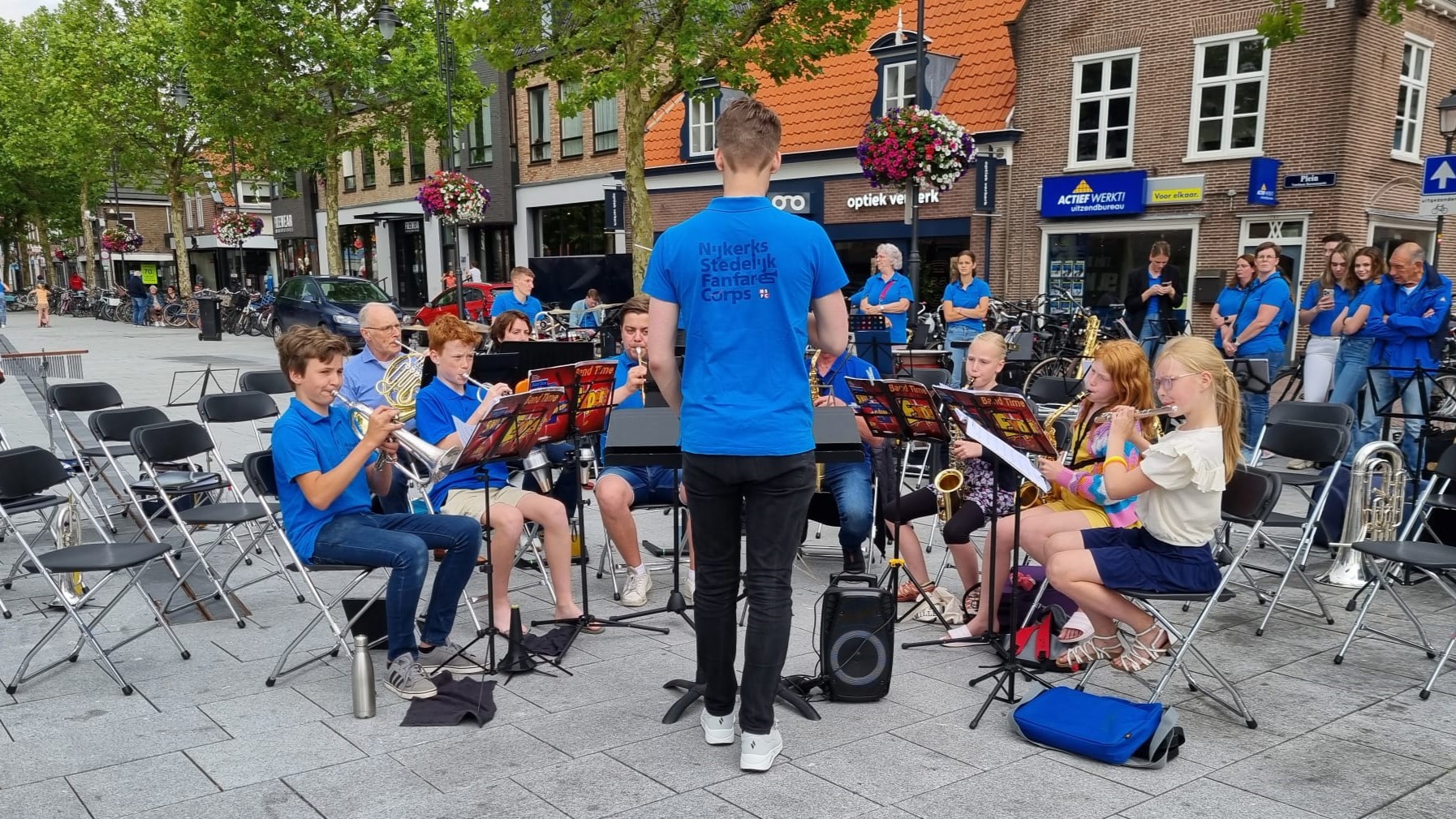 Foto: Nijkerkse terrasbezoekers genieten van Slipperconcert NSFC