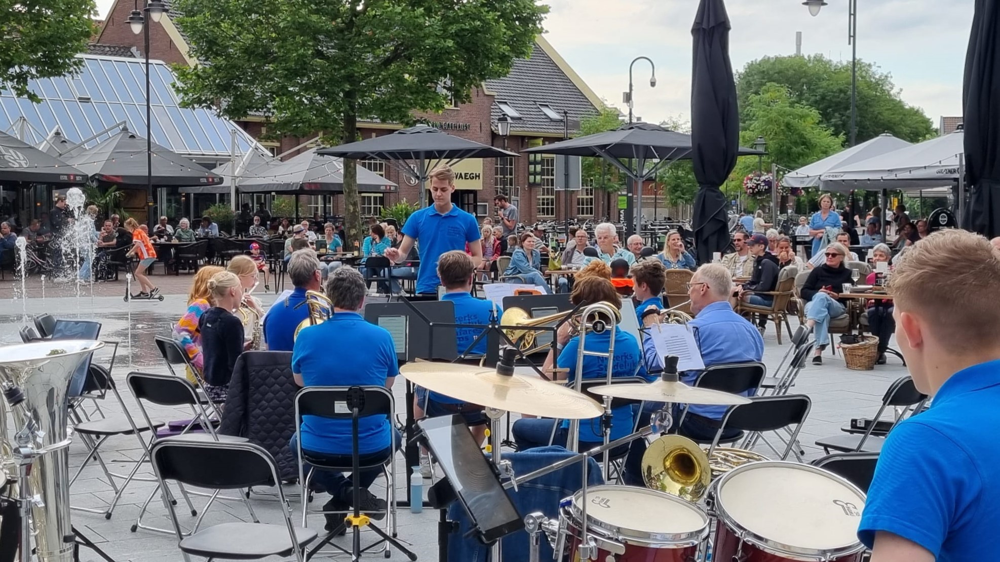 Foto: Nijkerkse terrasbezoekers genieten van Slipperconcert NSFC