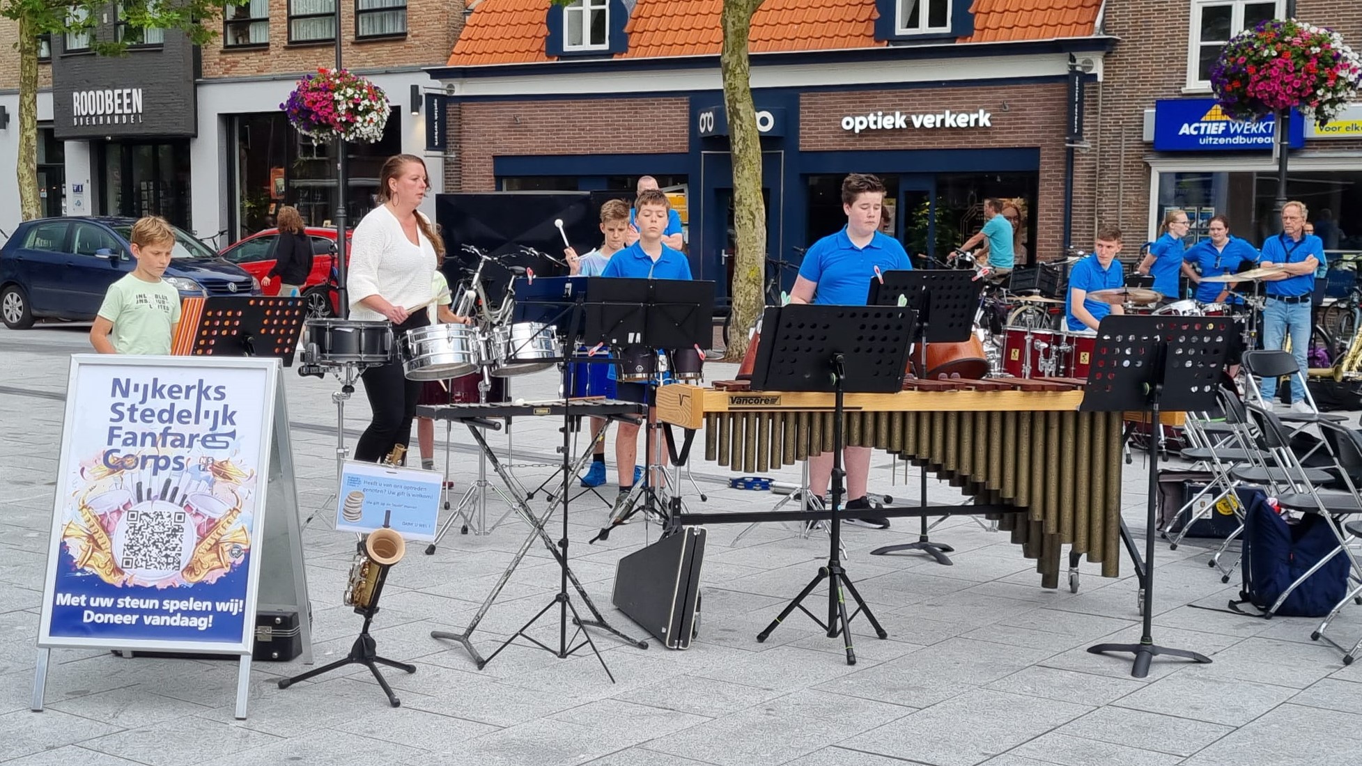 Foto: Nijkerkse terrasbezoekers genieten van Slipperconcert NSFC