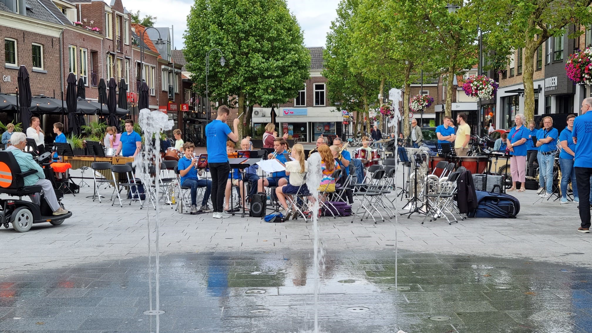 Foto: Nijkerkse terrasbezoekers genieten van Slipperconcert NSFC