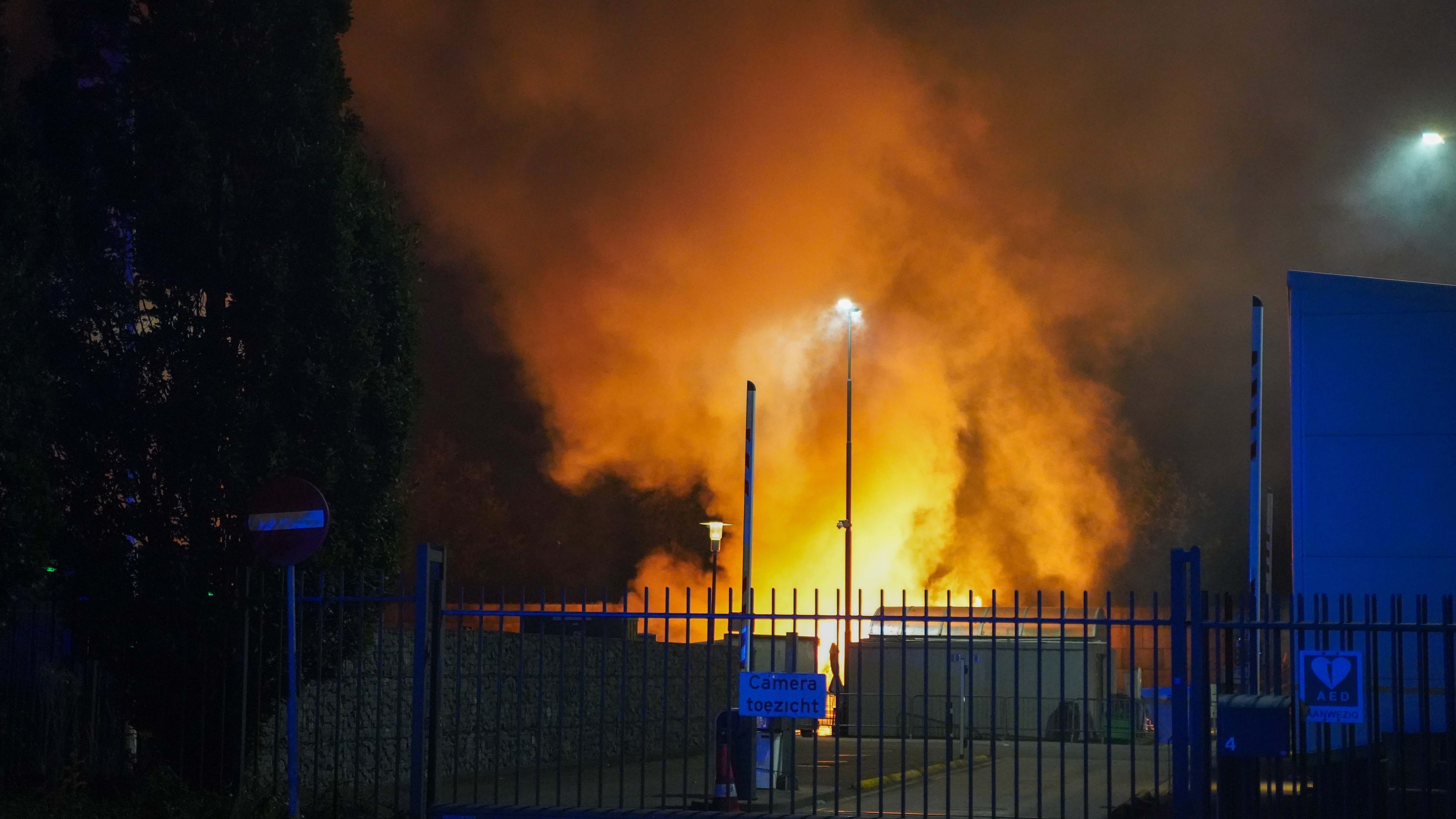 Foto: Nachtelijke brand milieustraat Nijkerk zorgt voor veel rookontwikkeling