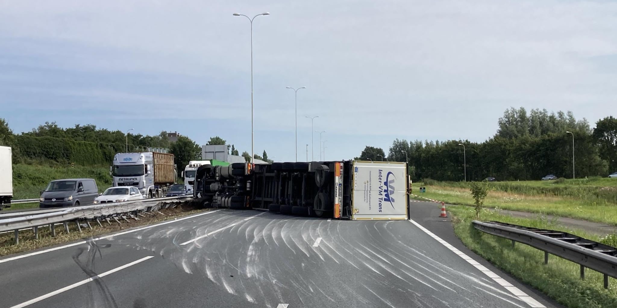 Foto: Gekantelde vrachtwagen A28, weg blijft nog uren afgesloten