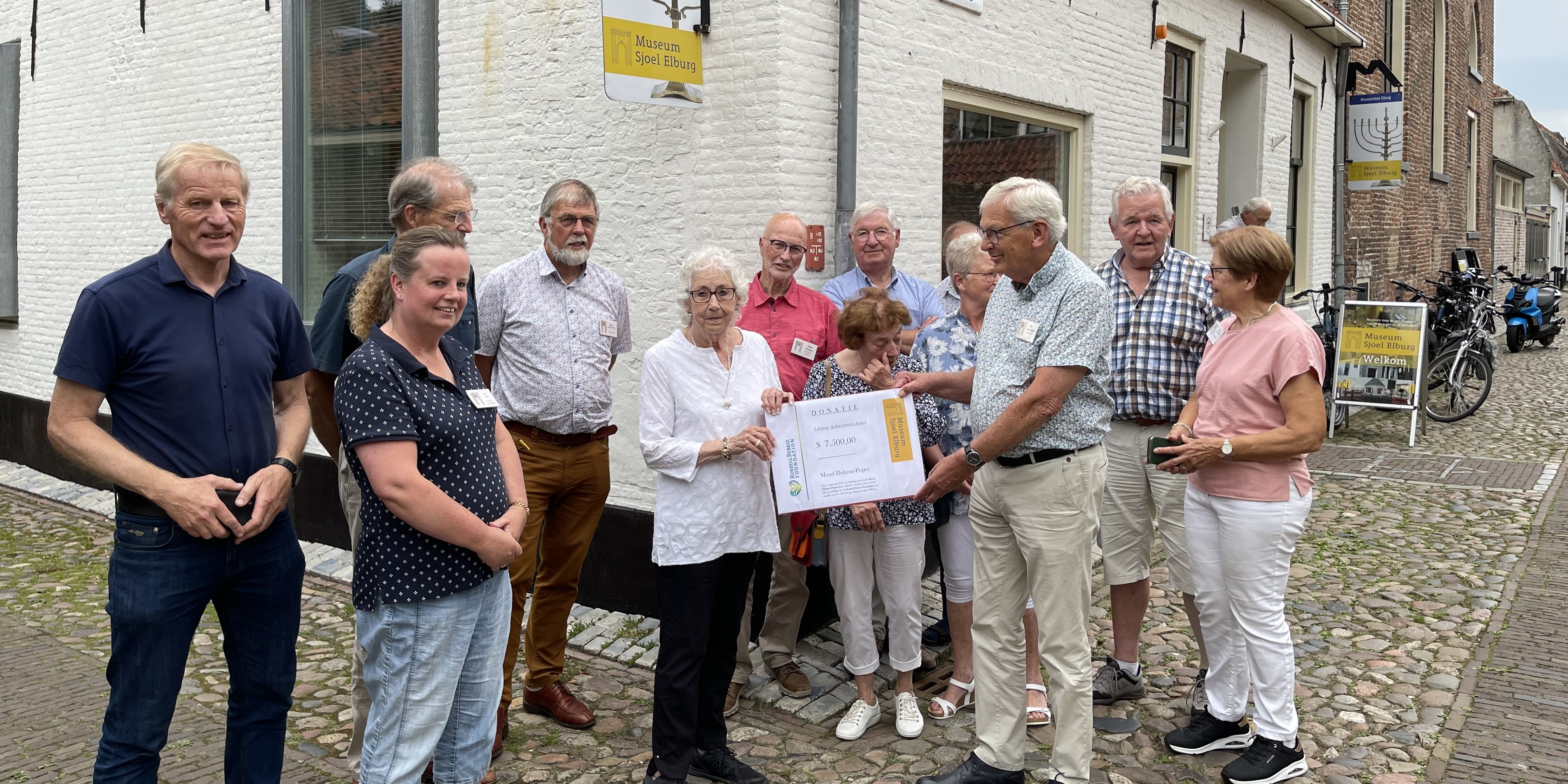 Foto: 'Onderduikmeisje' Maud Dahme-Peper terug in Elburg: 'Er is goed op ons gepast'