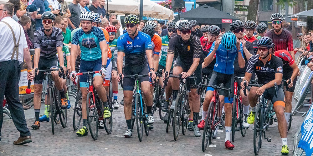 Foto: Hardlopen en fietsen tijdens de Ronde van Nunspeet 2024: 'Een leuk en spannend rondje'