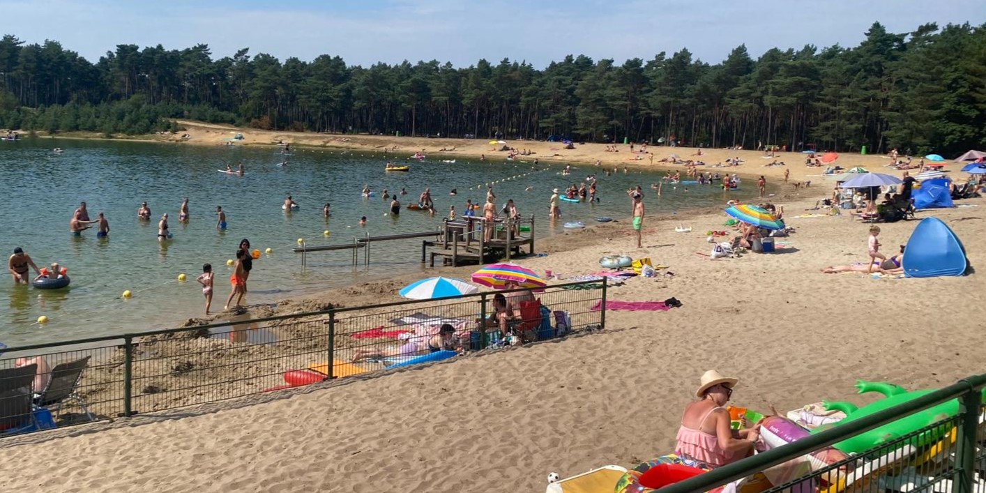 Foto: Drukte bij Zandenplas Nunspeet; risico op parkeerboete?