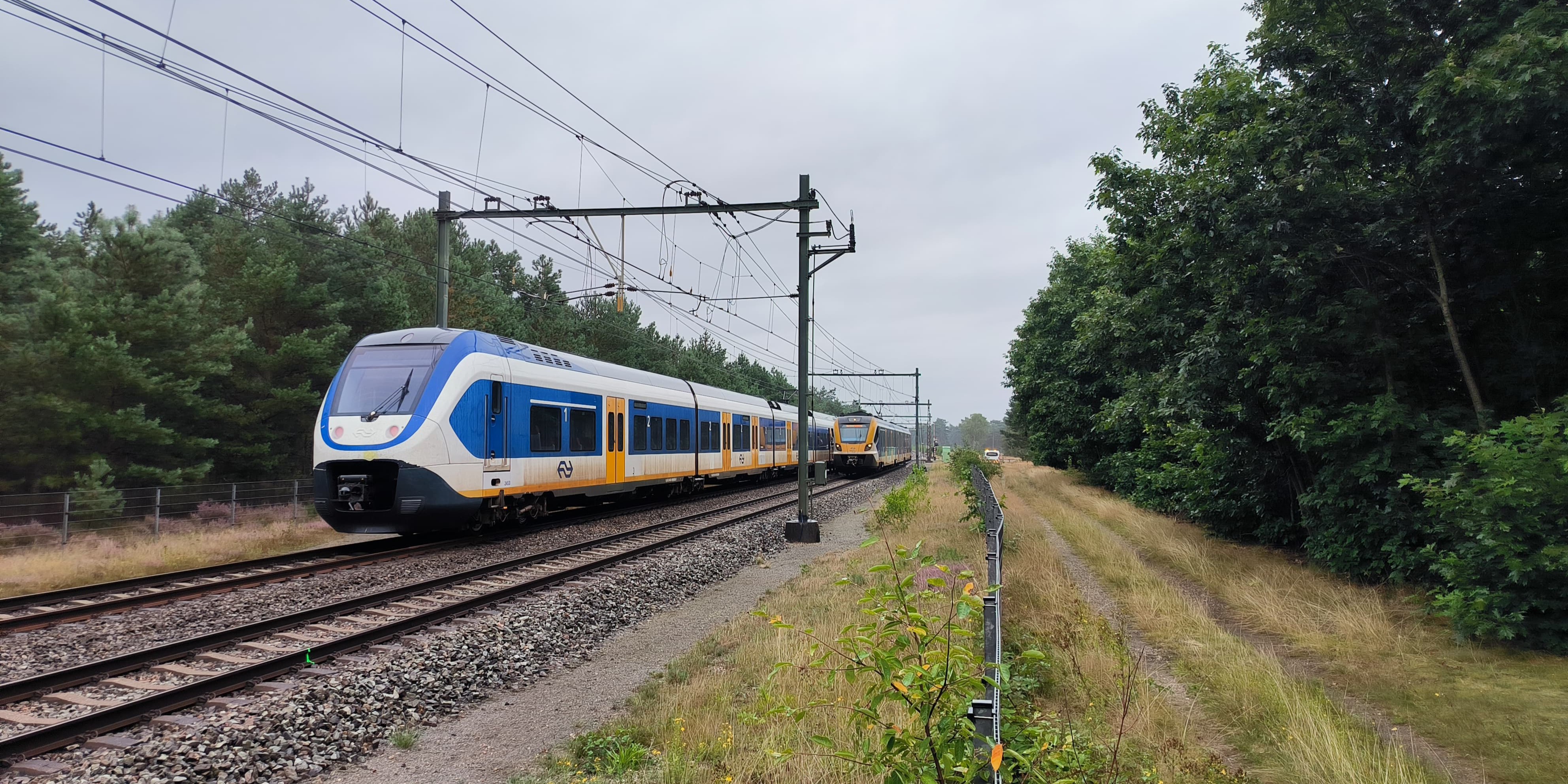 Foto: Defecte trein op spoor bij Doornspijk
